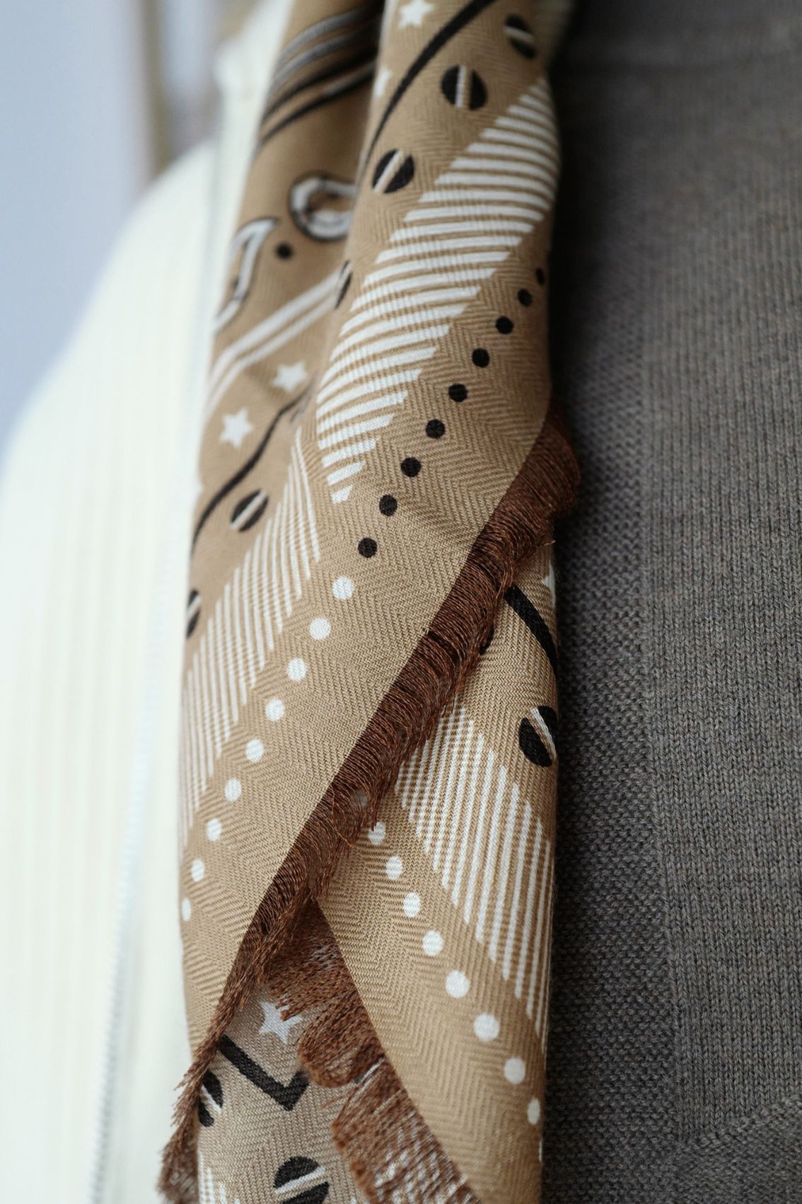 Hermès Scarf Neo Brandebourgs Bandana Frange Kraft Blanc Cashmere Silk 65
