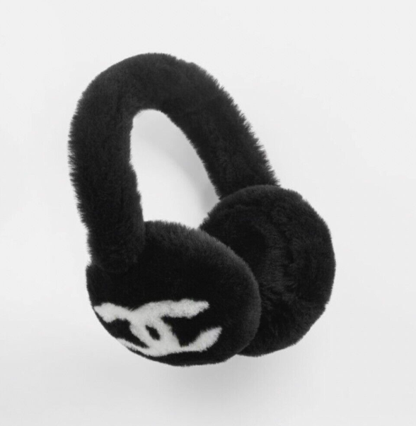 NEW Chanel Coco Neige 2024/2025 Black White CC Logo Shearling Earmuffs NEW Chanel Coco Neige 2024/2025 Black White CC Logo Shearling Earmuffs
