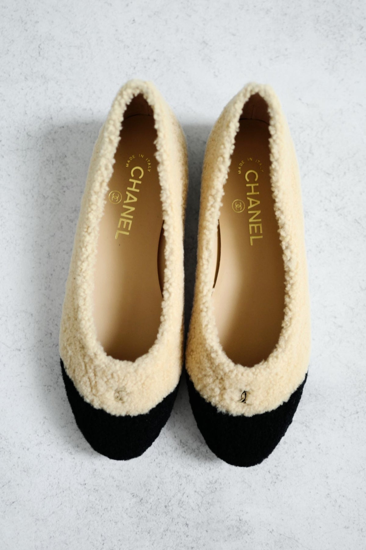 Chanel 26N Coco Neige Ballet Flats Shearling Lambskin Light Beige Black Sz 38