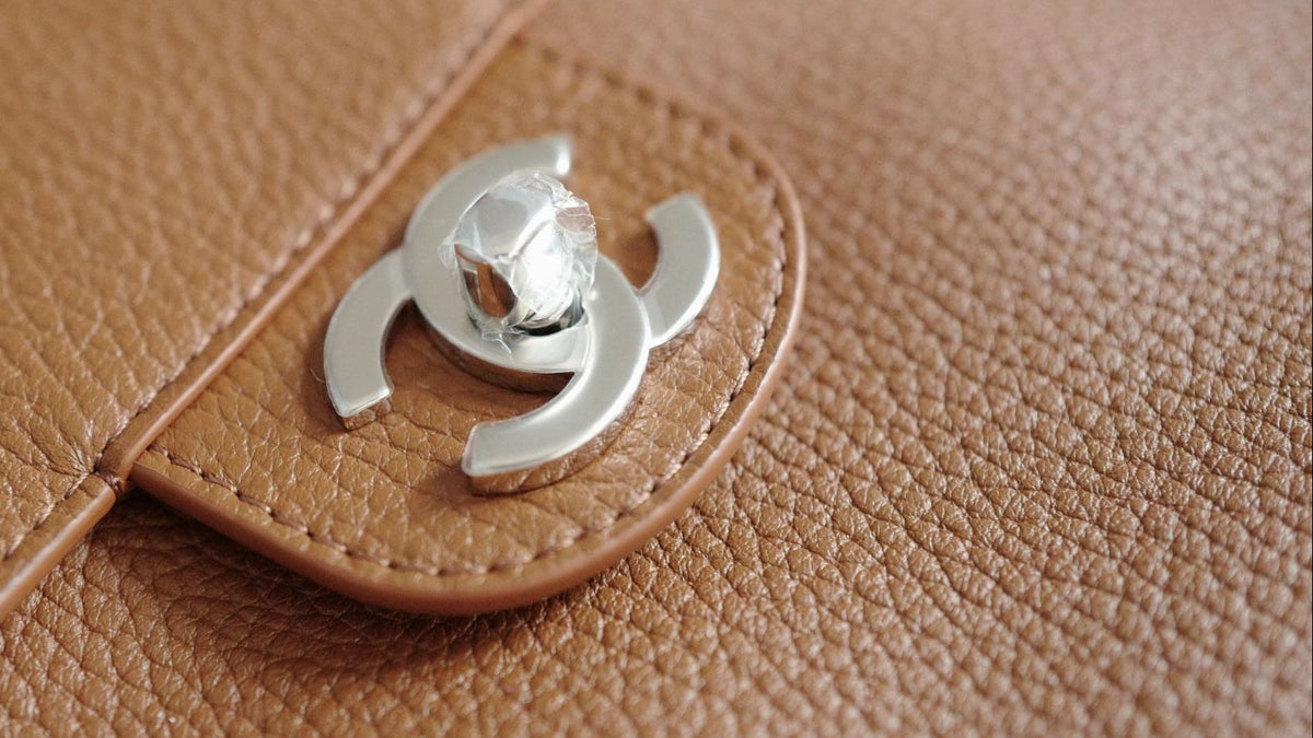 Chanel 26A Matthieu Blazy Maxi 38 Flapbag Camel Grained Calfskin Silver HW