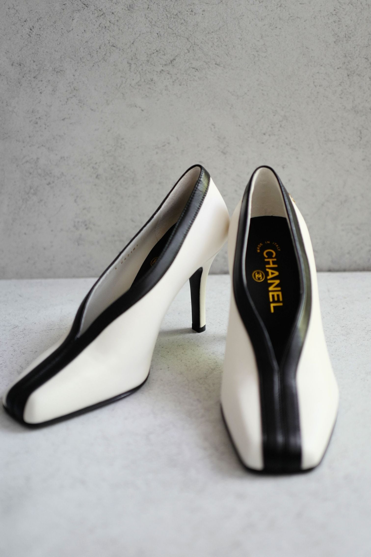 Chanel 26S Pumps Matthieu Blazy's White Lambskin Size 36.5c