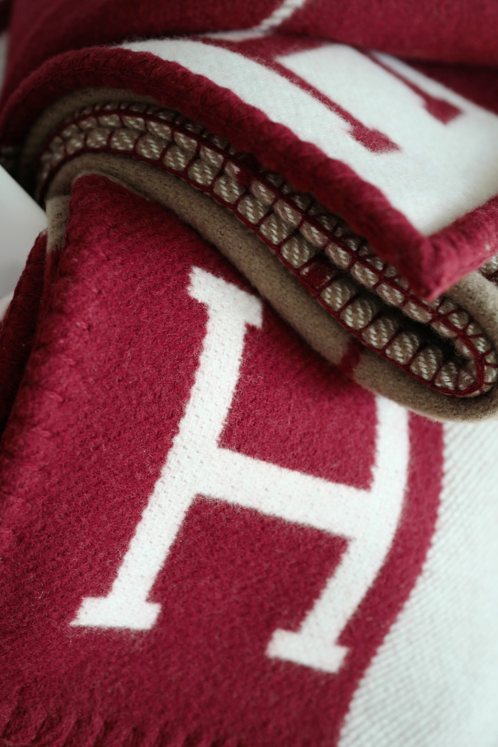 NEW HERMÈS Avalon III Throw Blanket Ecru / Rouge H Wool Cashmere