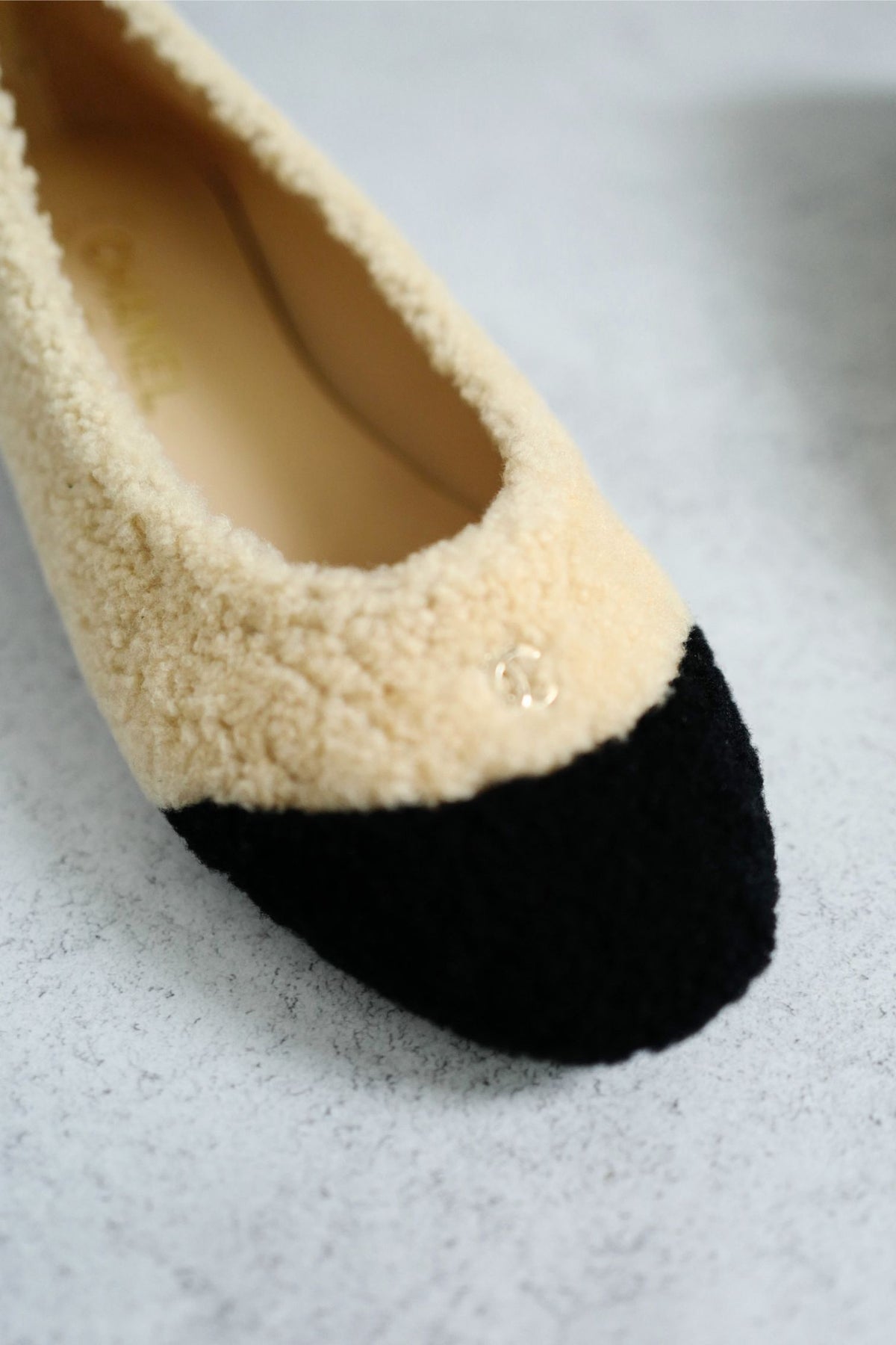 Chanel 26N Coco Neige Ballet Flats Shearling Lambskin Light Beige Black Sz 38