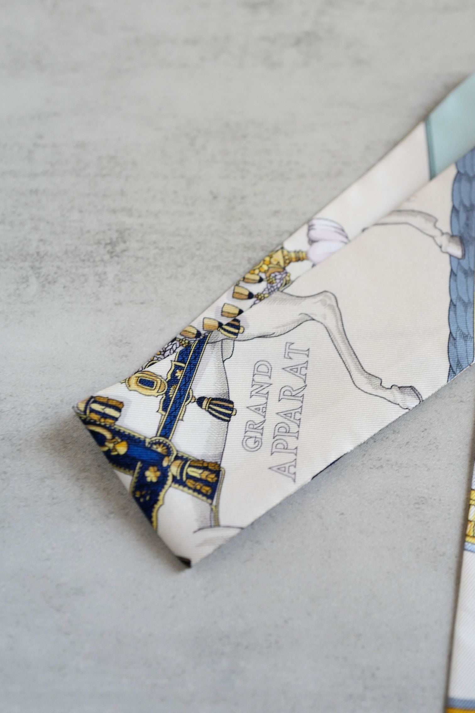 Hermès Twilly Grand Apparat Scarf Ivoire Marine Rose 100% Silk Twill