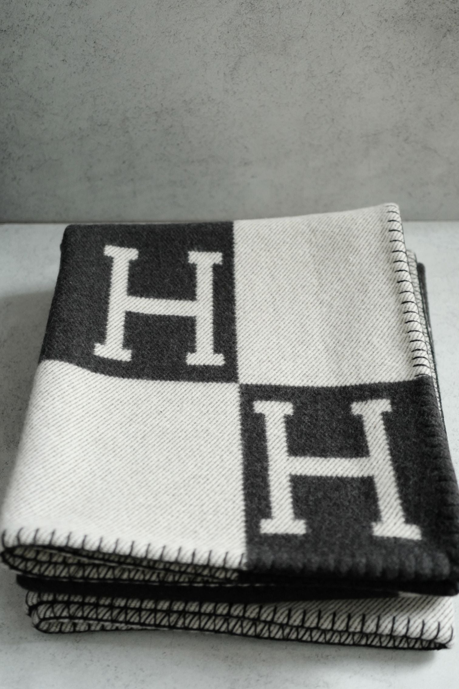 NEW Hermes Avalon Throw Blanket Ecru Gris Foncé Jacquard Merino Wool Cashmere