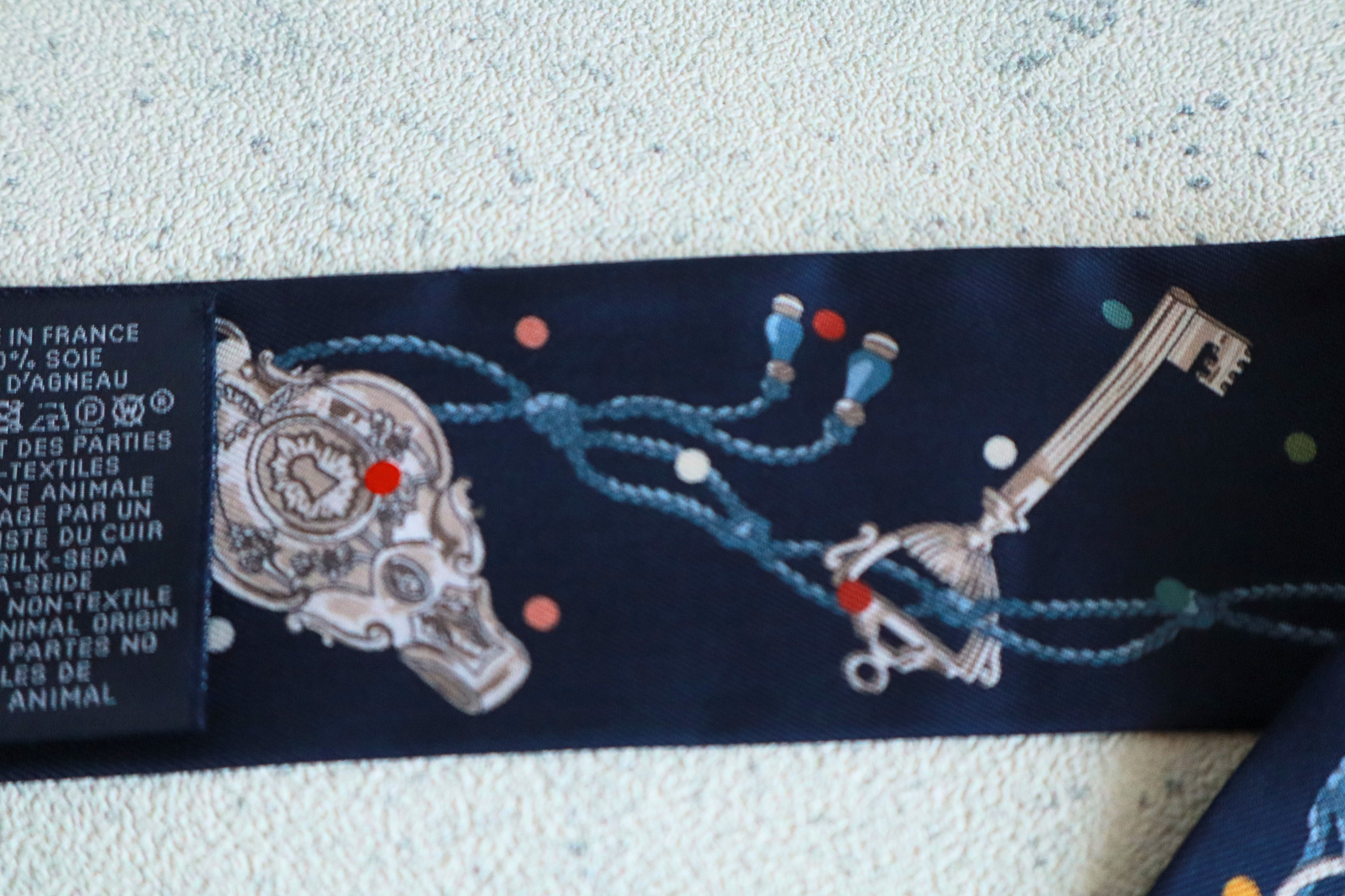 Hermes Twilly Les Cles a Pois Leather Fringes Bleu Marine/Gris Argent/Multicolor