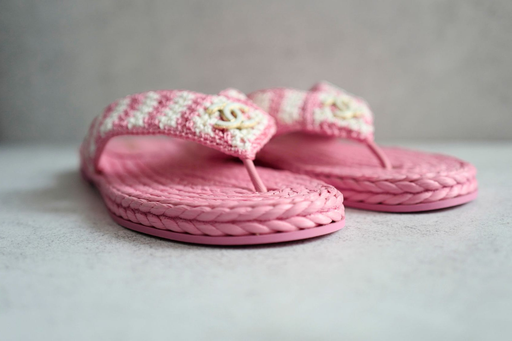 BNIB Chanel 24M Coco Neige beach Collection Pink Crochet Thong Sandal 38 NEW