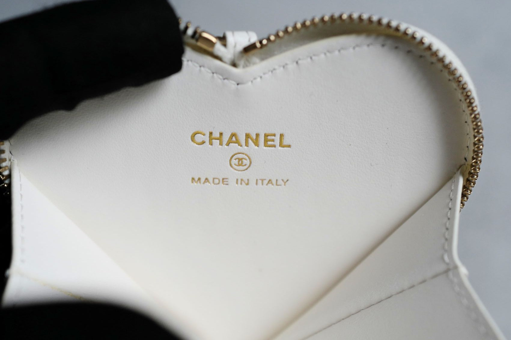 CHANEL 23P Patent Calfskin Quilted CC Heart Clutch With Gold Hardware BNIB Limited Edition