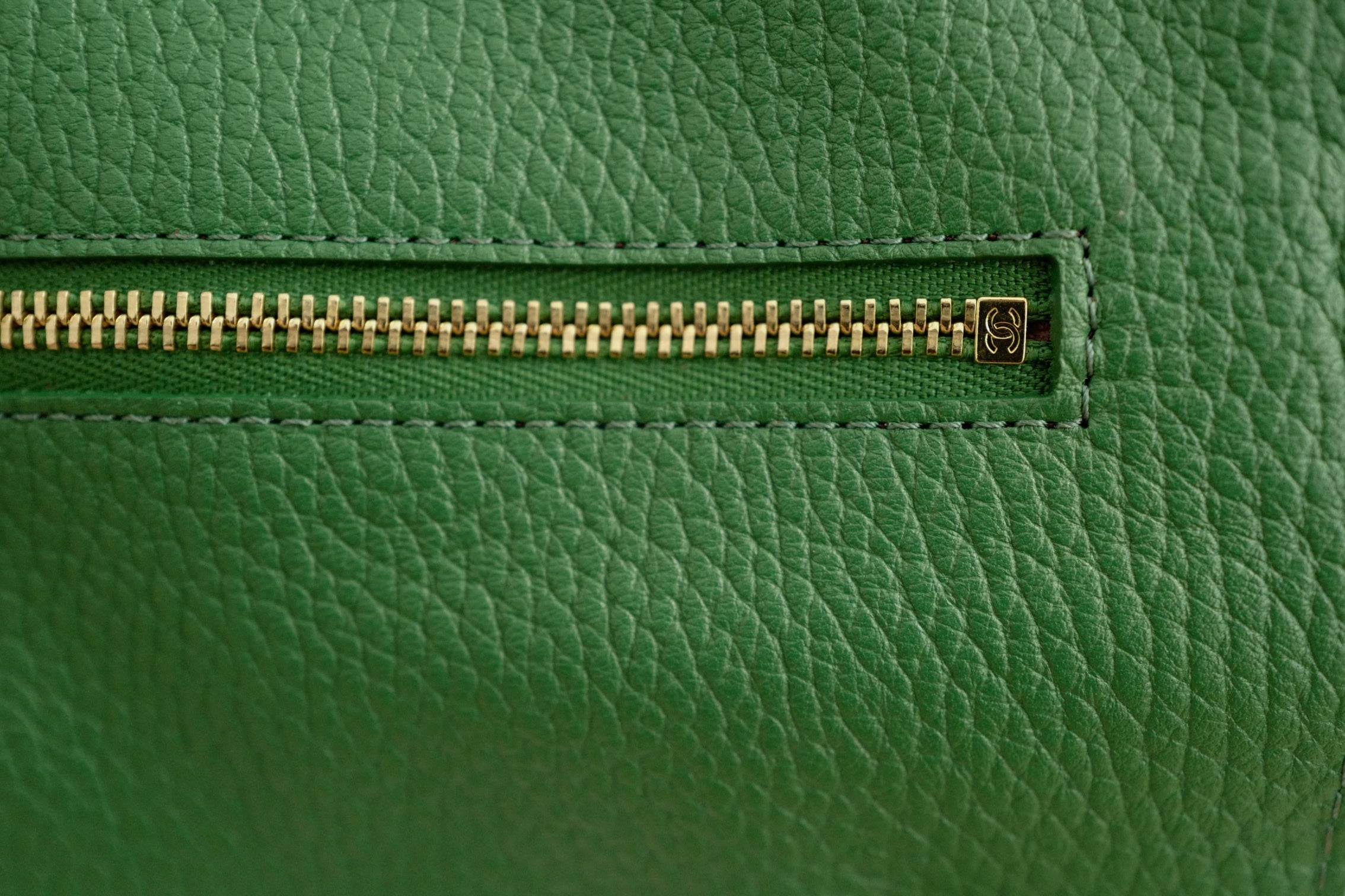 Chanel 26A Maxi 32 Flapbag "Matthieu Blazy" Green Grained Calfskin Gold Hardware
