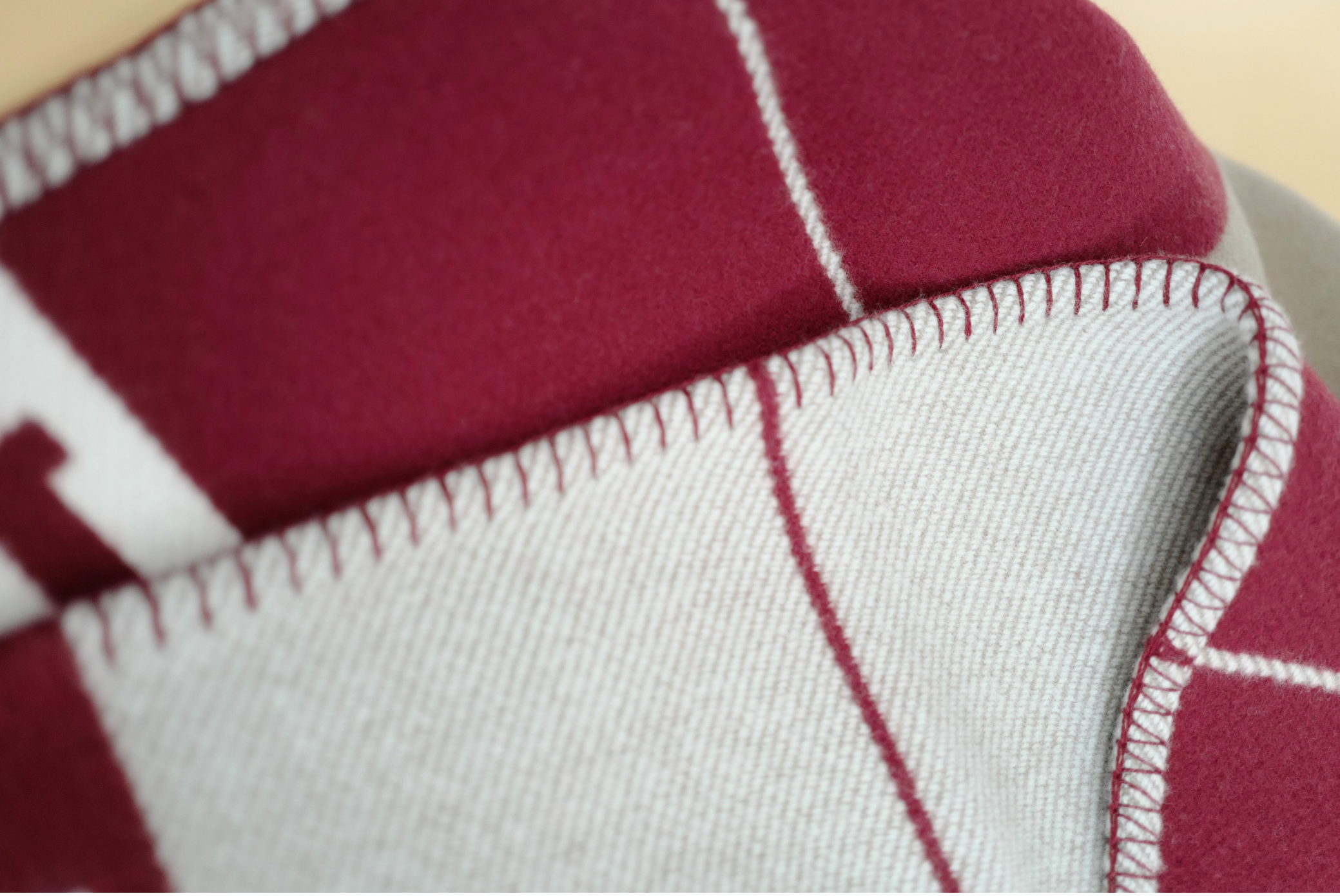 NEW HERMÈS Avalon III Throw Blanket Ecru / Rouge H Wool Cashmere