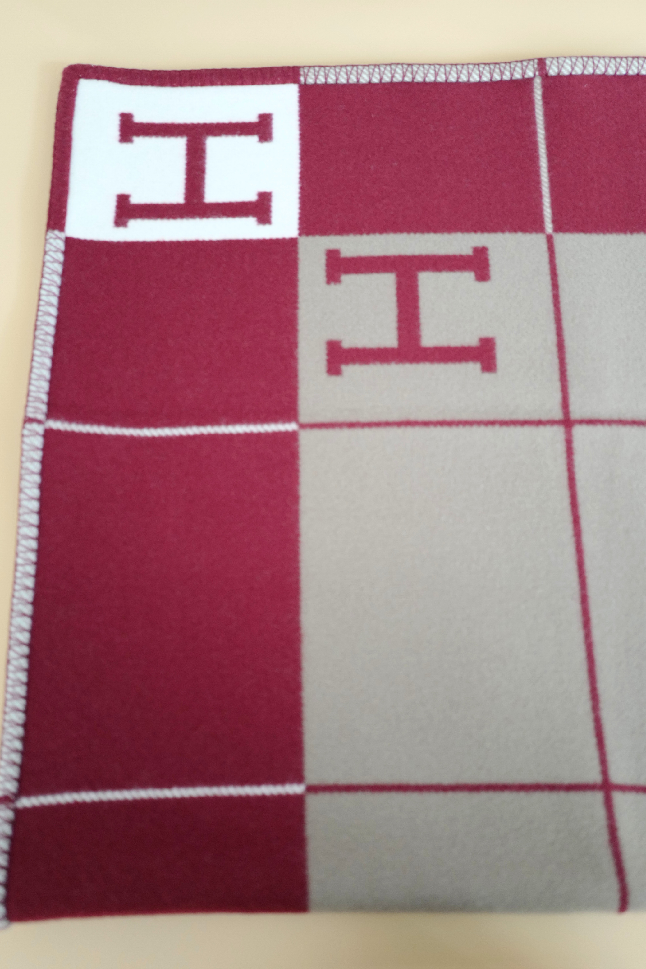 NEW HERMÈS Avalon III Throw Blanket Ecru / Rouge H Wool Cashmere