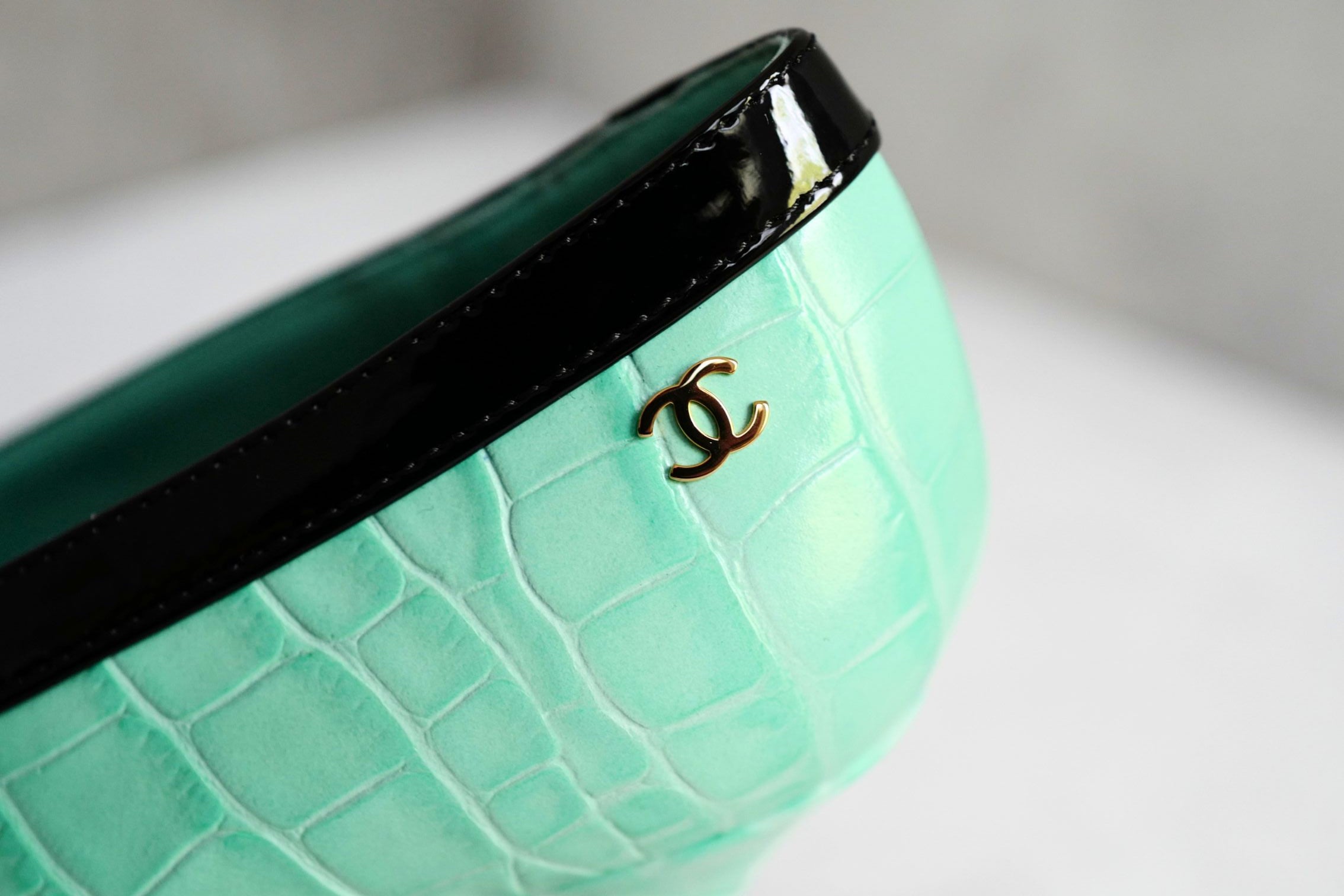 Chanel 26S Pumps Matthieu Blazy's Black/Green Crocodile Embossed Size 38