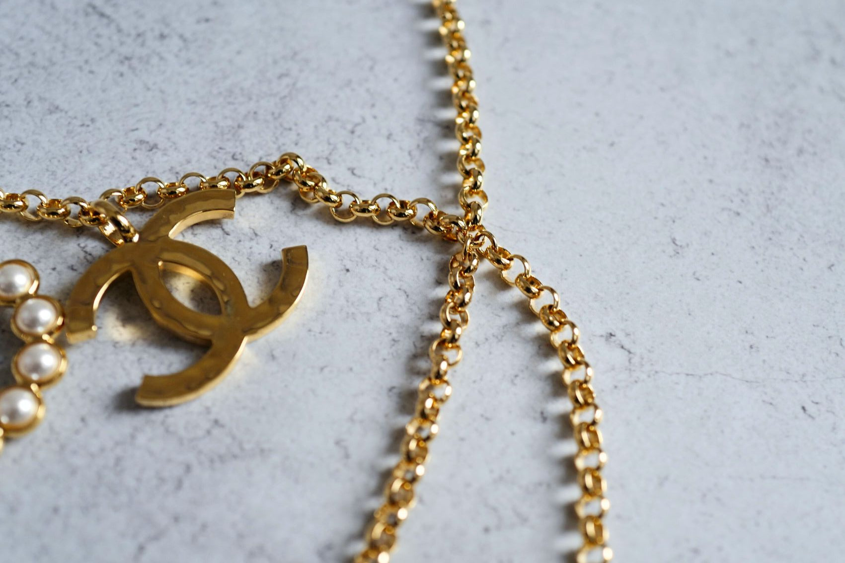 BNIB Chanel 24S Chain Belt with COCO & No 5 Pendant in Gold & Pearly White 85