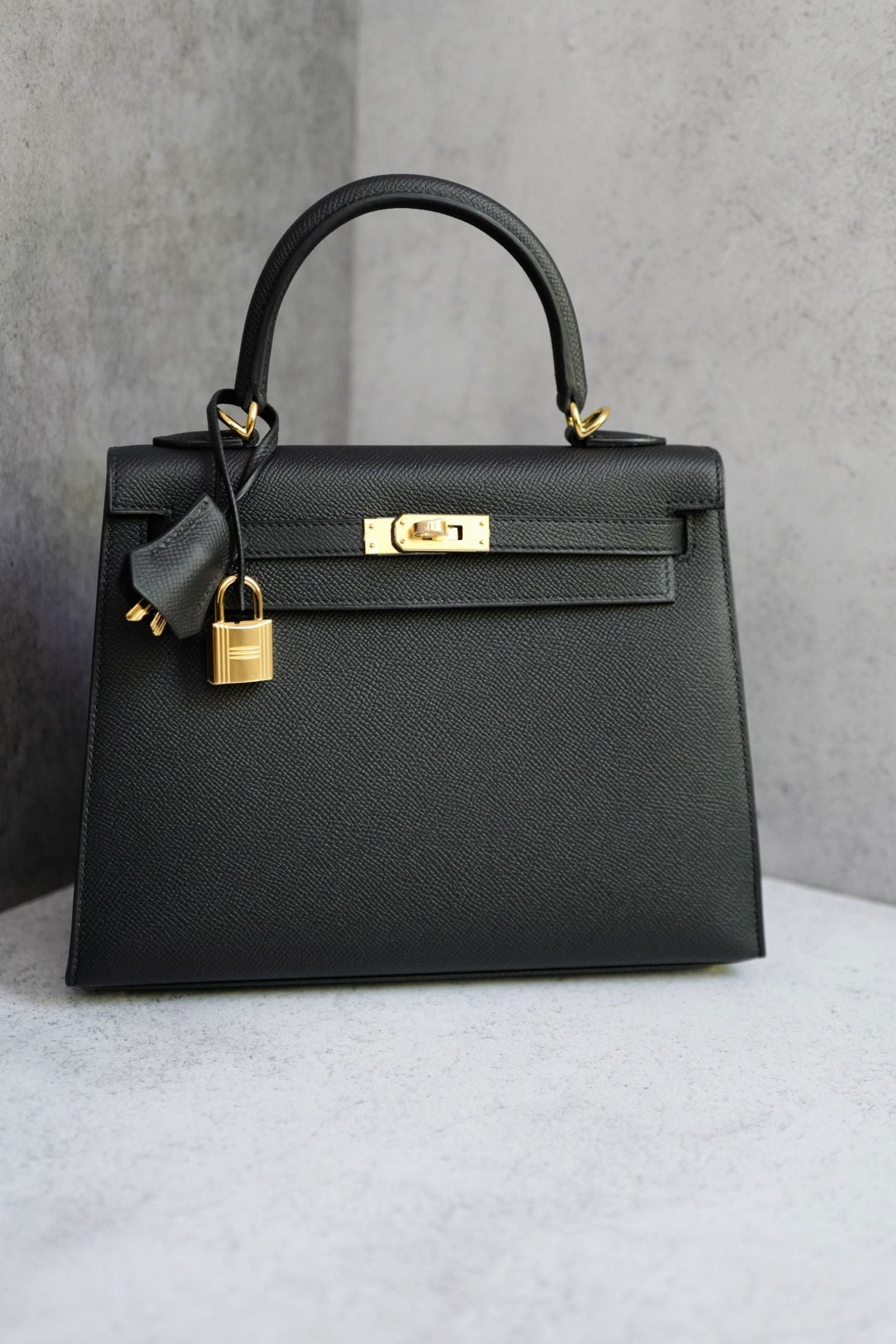 Hermès Kelly 25 Black Epsom Sellier Gold Hardware G Stamp 2026
