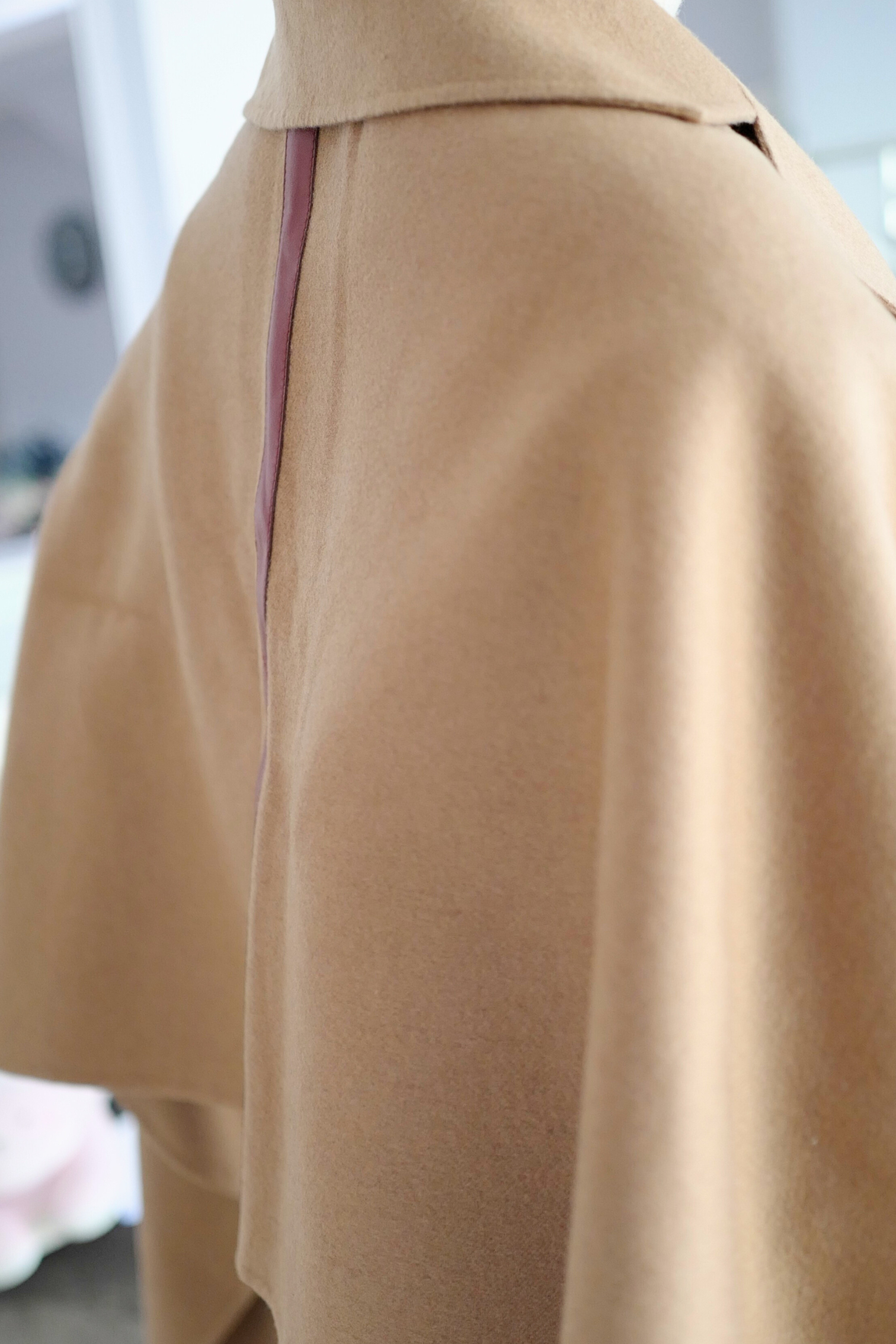 Hermès Étole Poncho 100% Cashmere Trompe L’Oeil HG 01 Camel