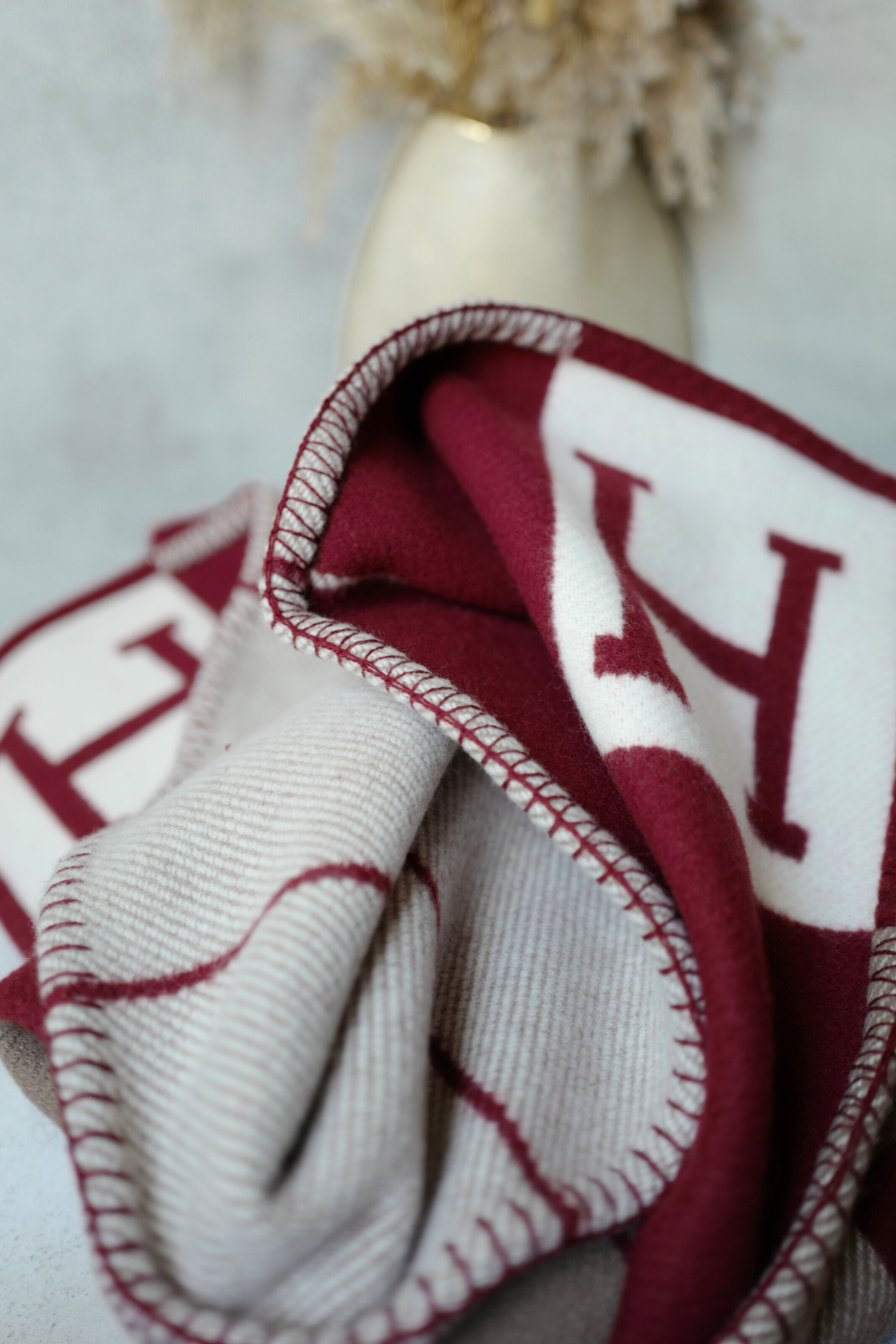 NEW HERMÈS Avalon III Throw Blanket Ecru / Rouge H Wool Cashmere