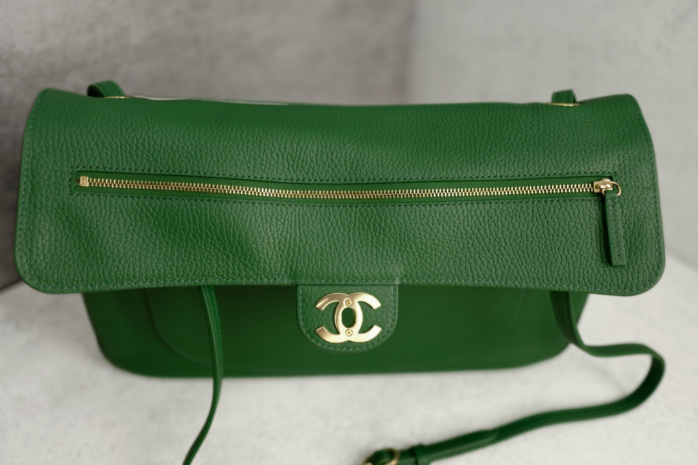 Chanel 26A Maxi 32 Flapbag "Matthieu Blazy" Green Grained Calfskin Gold Hardware