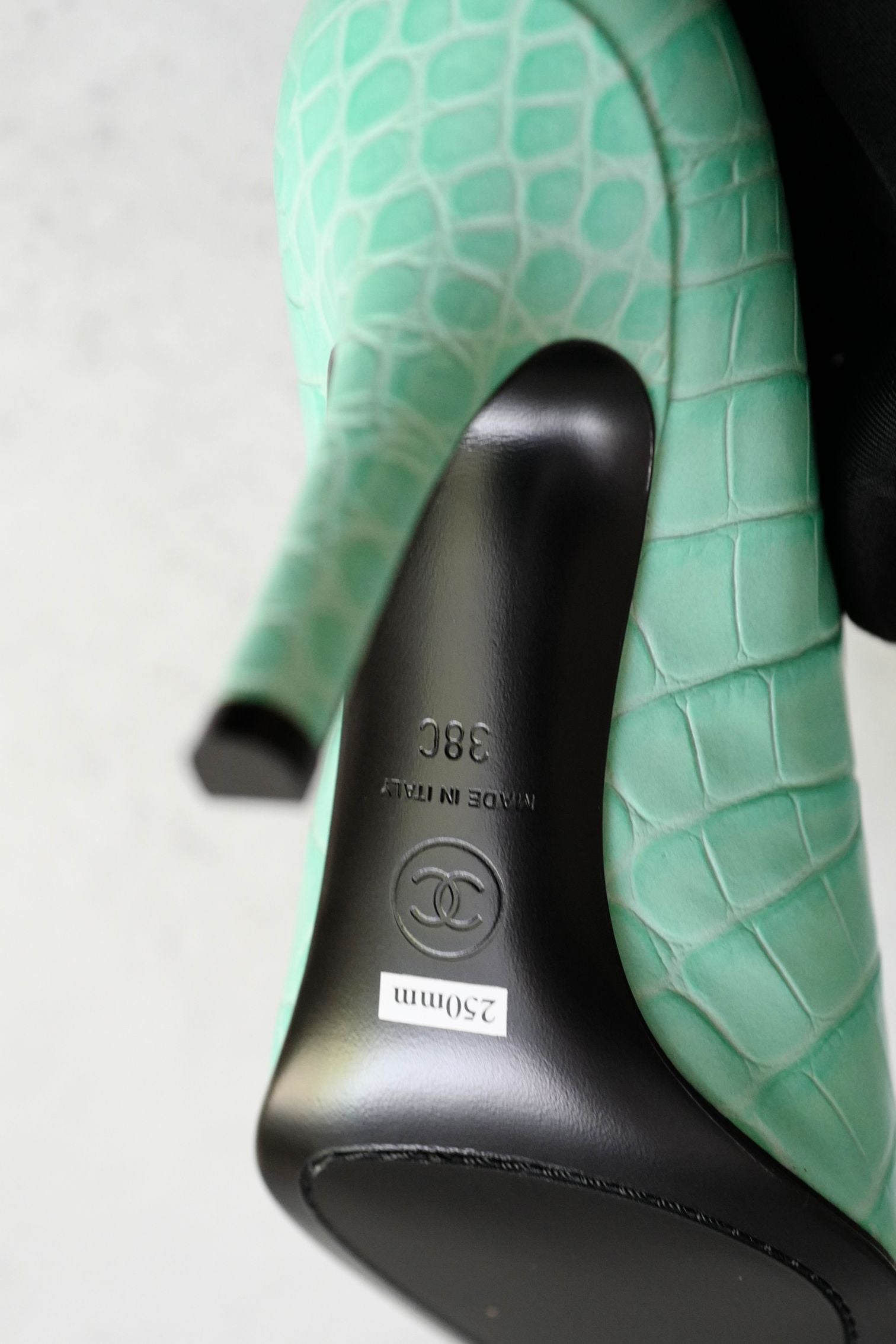 Chanel 26S Pumps Matthieu Blazy's Black/Green Crocodile Embossed Size 38