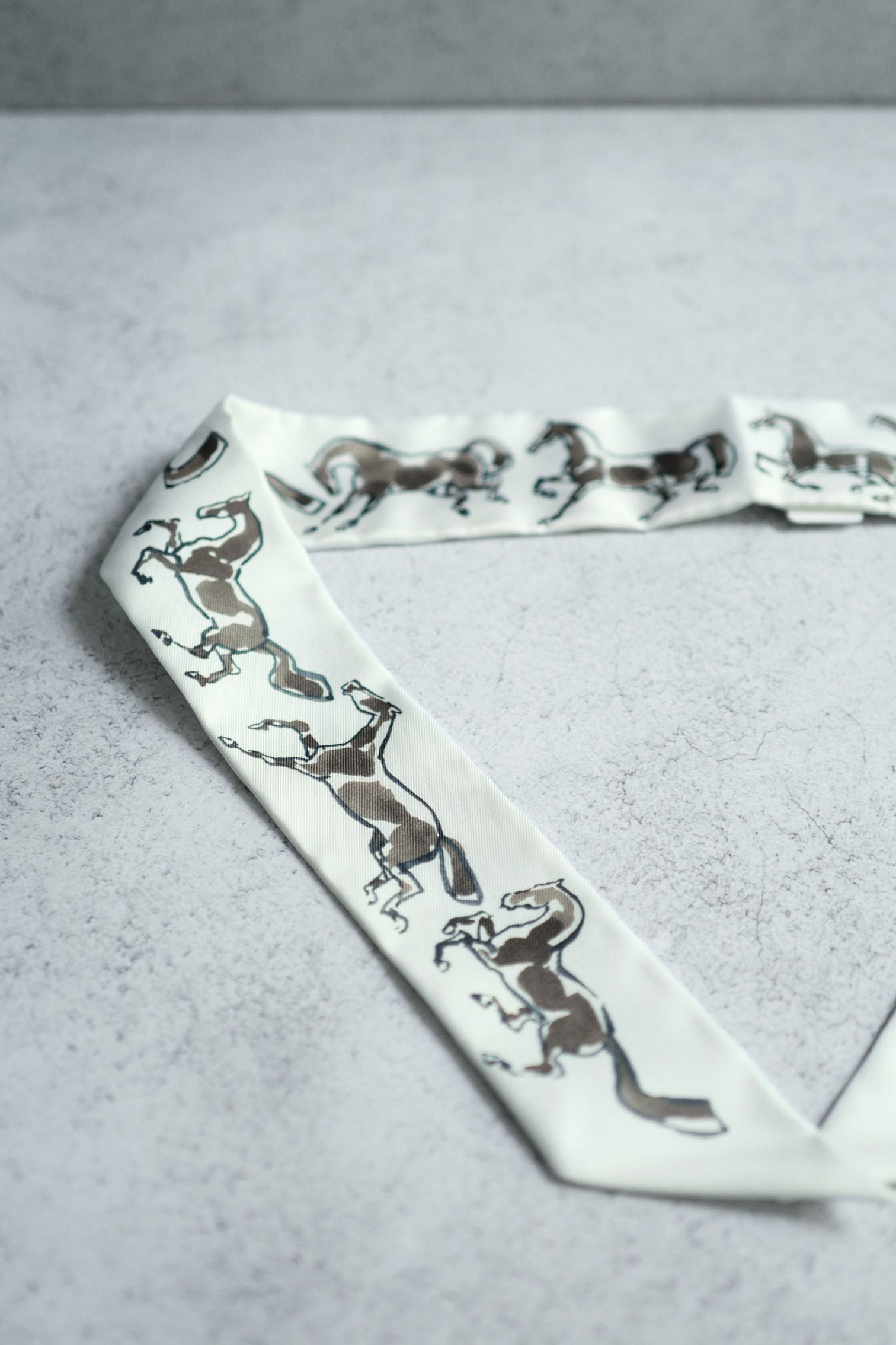Hermès Chevaux en Liberte Twilly Blanc / Vert de Gris / Bronze 100% Silk
