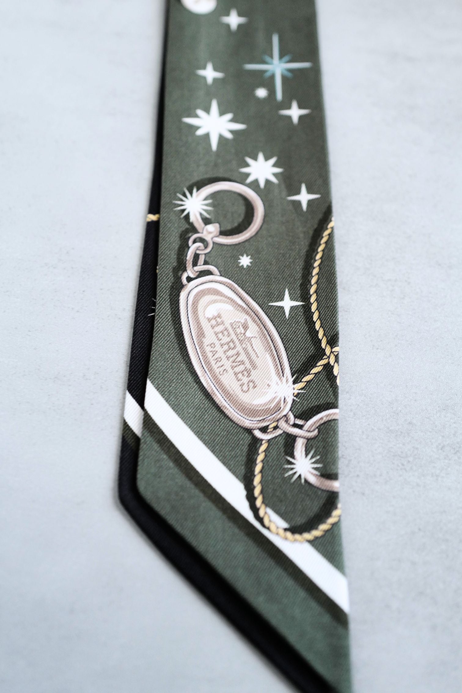 Hermès C’est La Fête Twilly Kaki Foncé/Blanc/Noir – Silk Twilly Ribbon