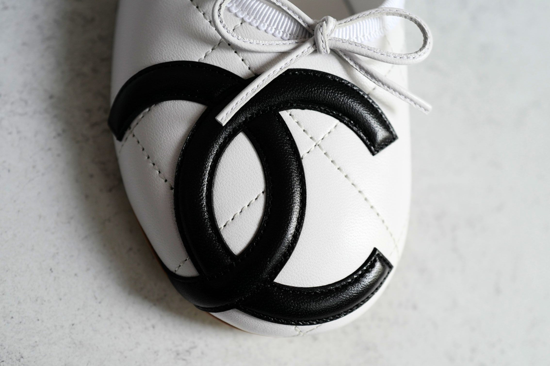 Chanel 26M Coco Beach Ballet Flats White Black Lambskin Size 39