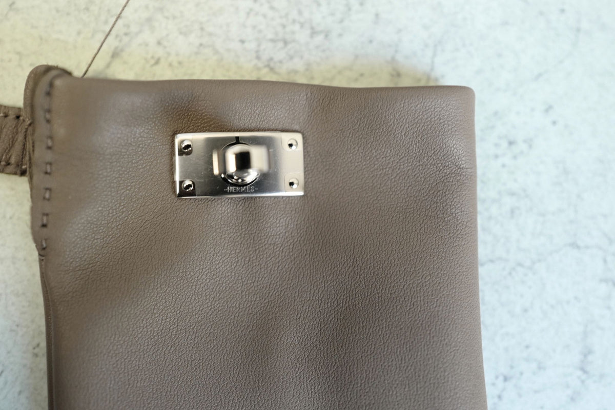 Hermès Hommage Gloves Lambskin Leather with Silk Lining Etoupe Size 70