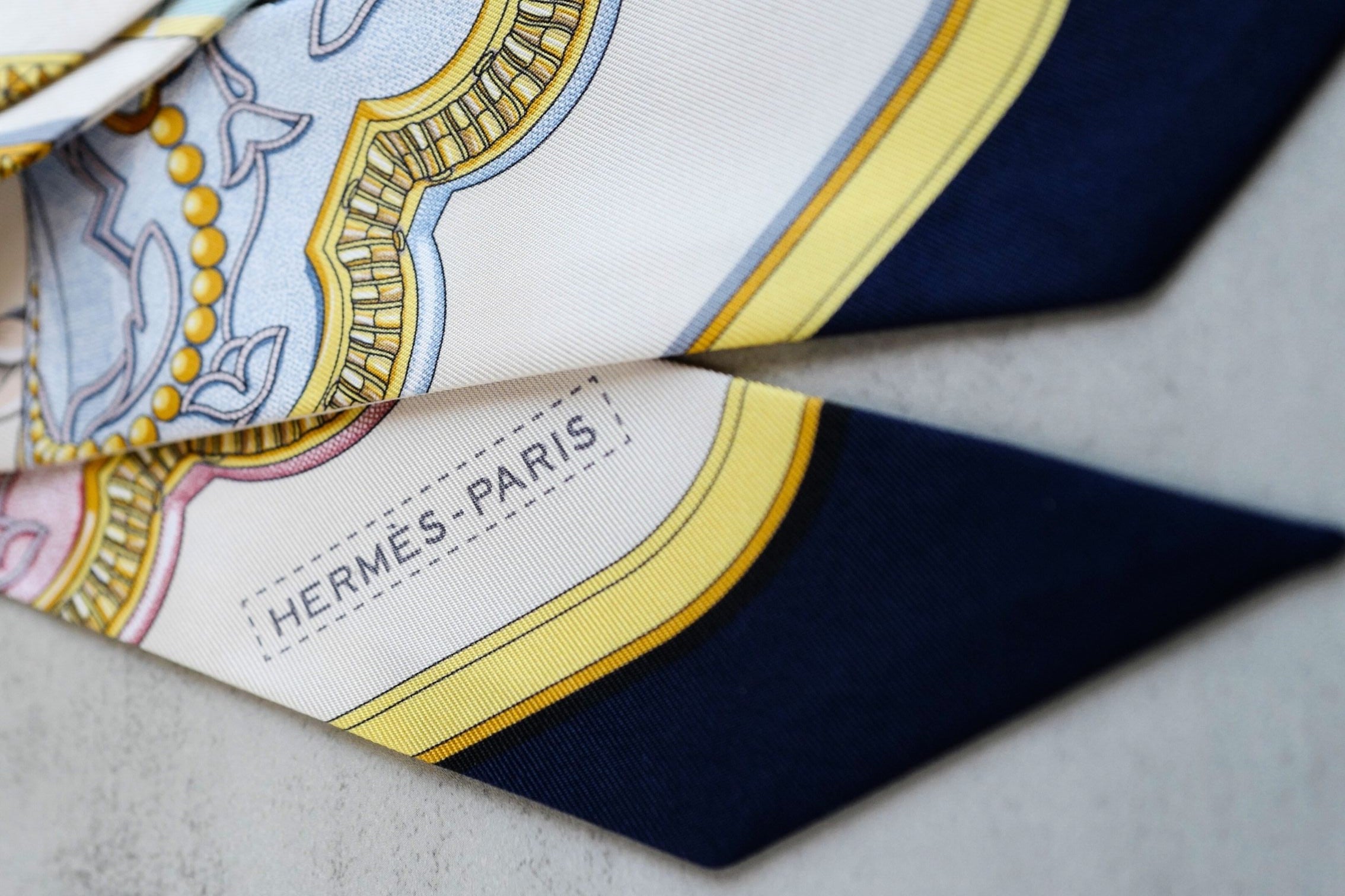 Hermès Twilly Grand Apparat Scarf Ivoire Marine Rose 100% Silk Twill