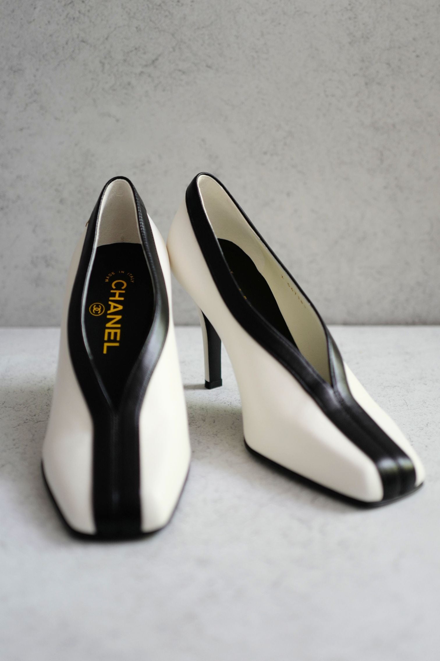 Chanel 26S Pumps Matthieu Blazy's White Lambskin Size 36.5c
