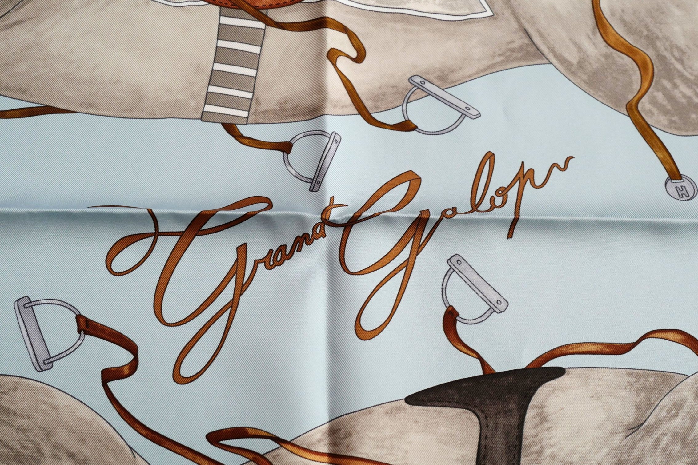 Hermès Grand Galop Scarf 90 Bleu Ciel / Gris / Cuir 100% Silk