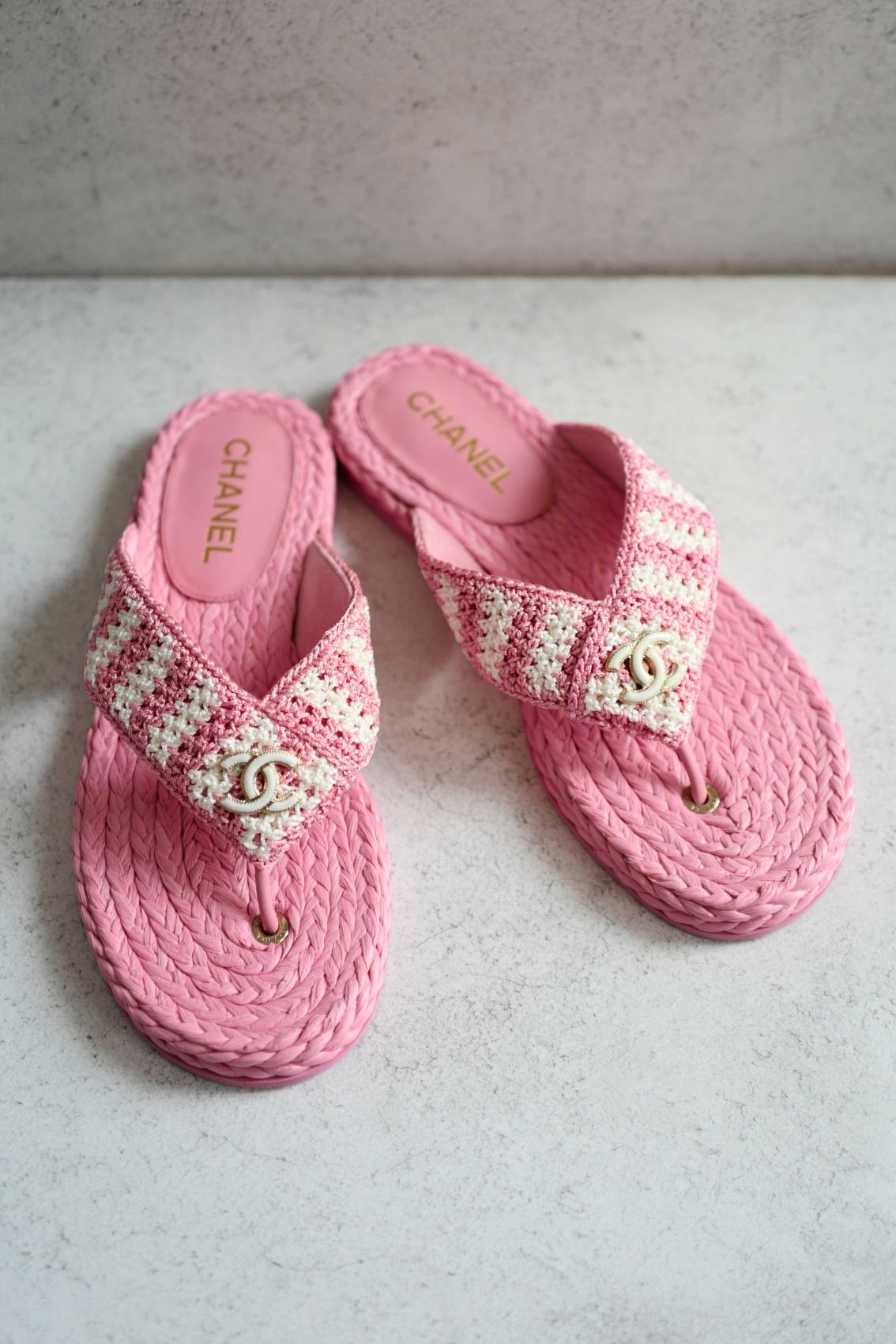 BNIB Chanel 24M Coco Neige beach Collection Pink Crochet Thong Sandal 38 NEW