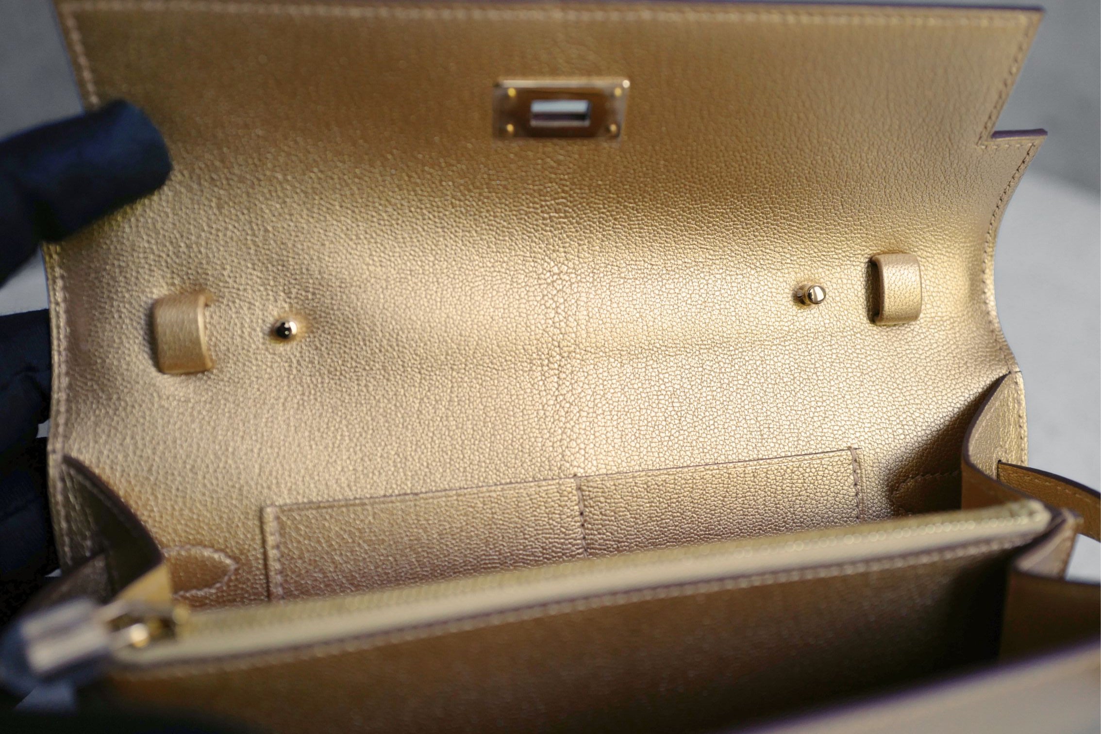 Hermès Kelly Classique To Go Wallet Gold Chamkilight Permabrass Hardware G Stamp