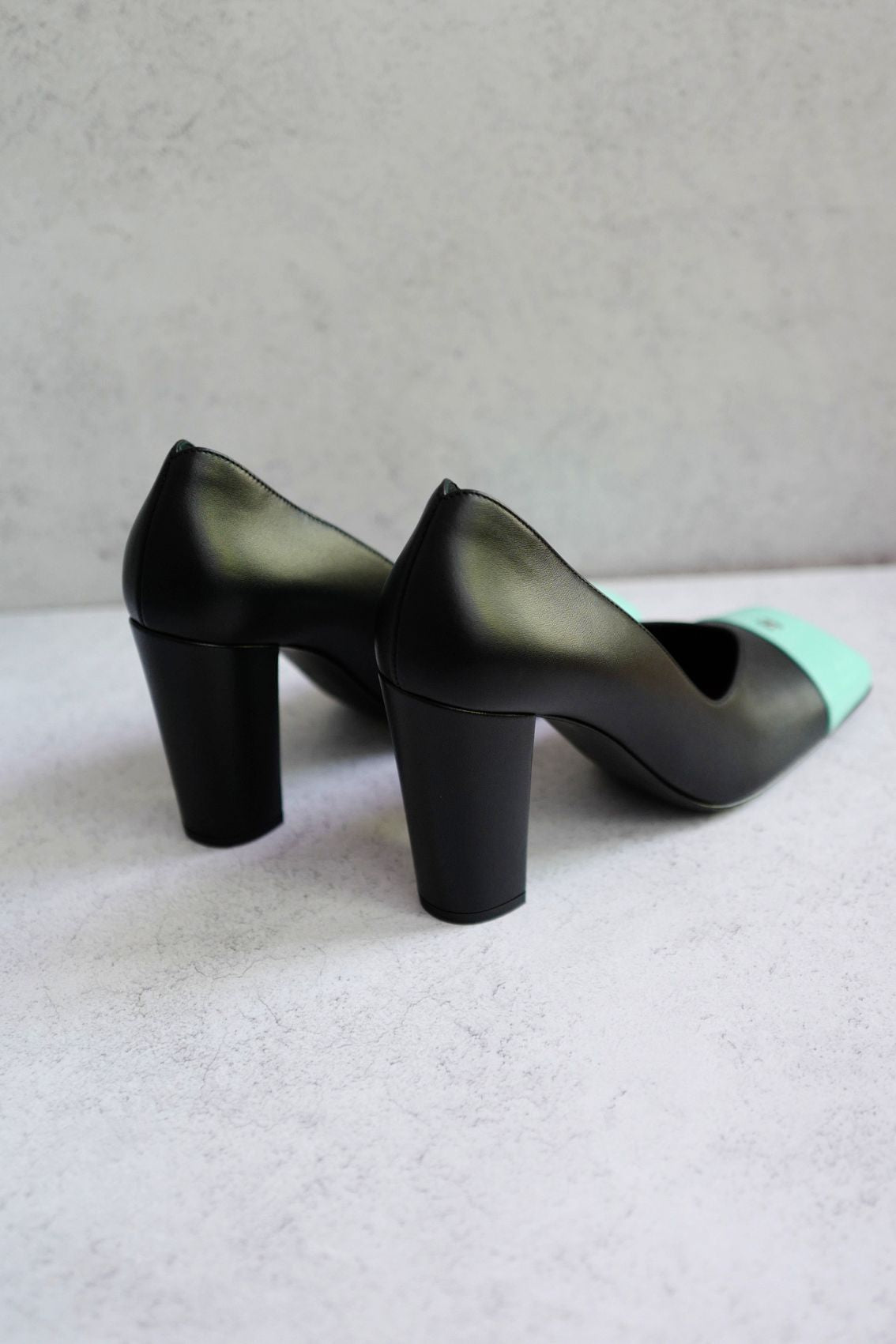 Chanel 26S Pumps Matthieu Blazy's Black/Green Lambskin Patent Calfskin Size 38c