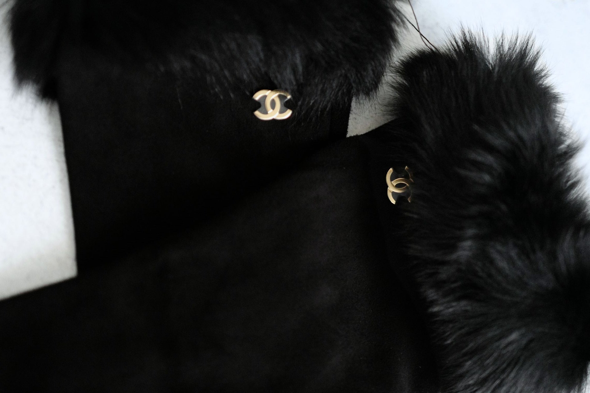 Chanel Black Suede Leather Gloves Fur Trim Gold CC Size 7.5