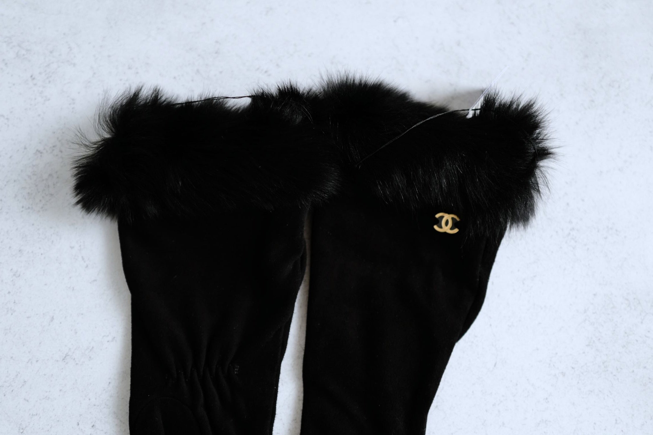 Chanel Black Suede Leather Gloves Fur Trim Gold CC Size 7.5