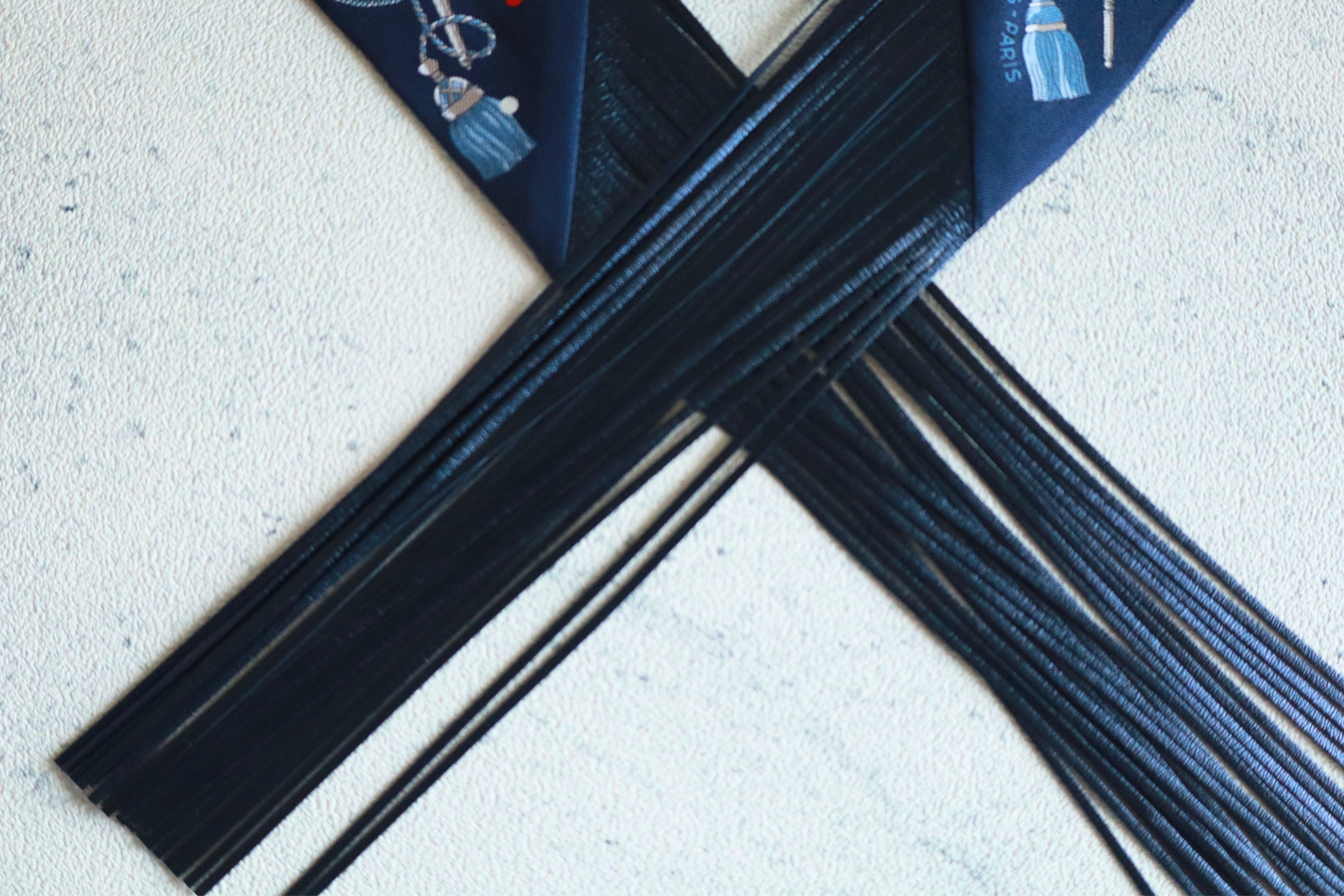 Hermes Twilly Les Cles a Pois Leather Fringes Bleu Marine/Gris Argent/Multicolor