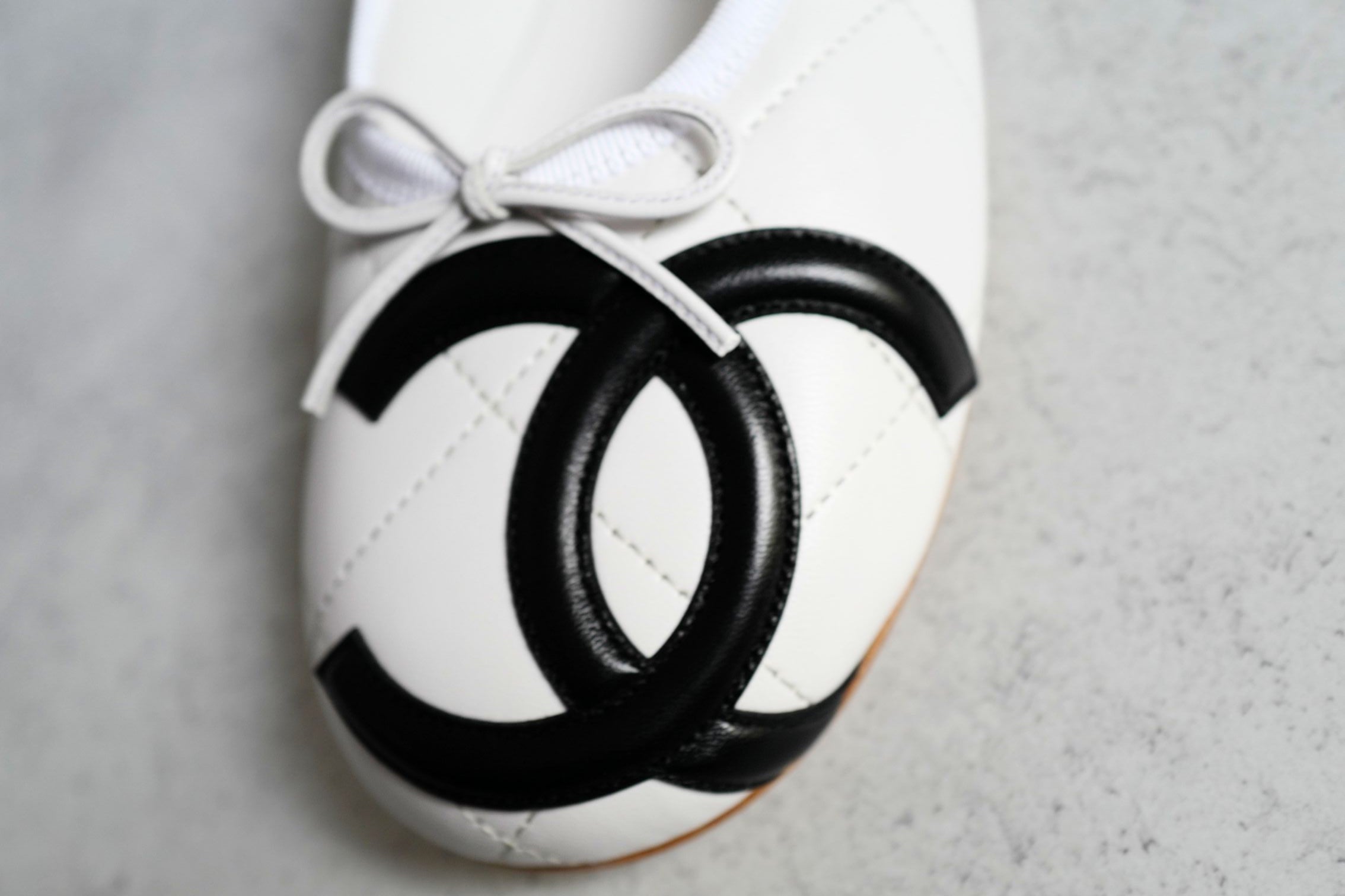 Chanel 26M Coco Beach Ballet Flats White Black Lambskin Size 39