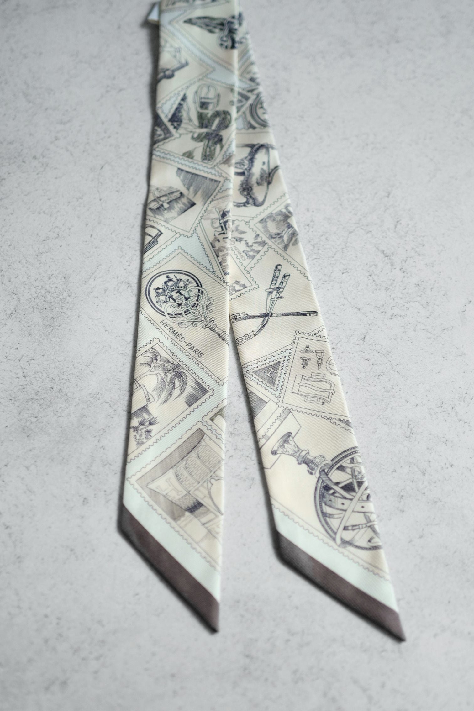 NEW Hermès Le Philateliste du Faubourg Twilly Parchemin / Graphite / Gris 100% Silk