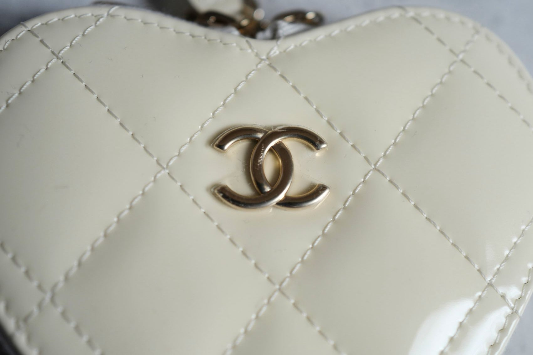 CHANEL 23P Patent Calfskin Quilted CC Heart Clutch With Gold Hardware BNIB Limited Edition