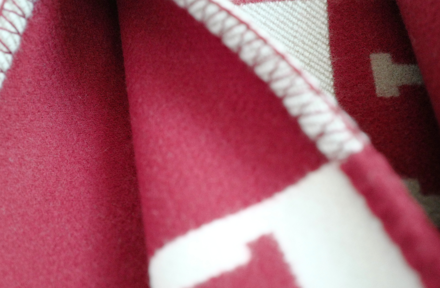 NEW HERMÈS Avalon III Throw Blanket Ecru / Rouge H Wool Cashmere