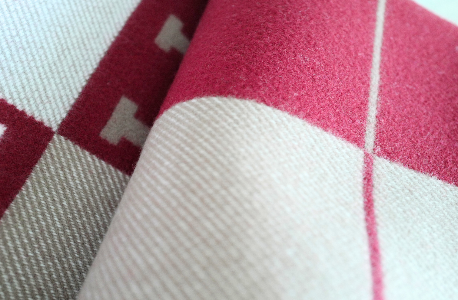 NEW HERMÈS Avalon III Throw Blanket Ecru / Rouge H Wool Cashmere