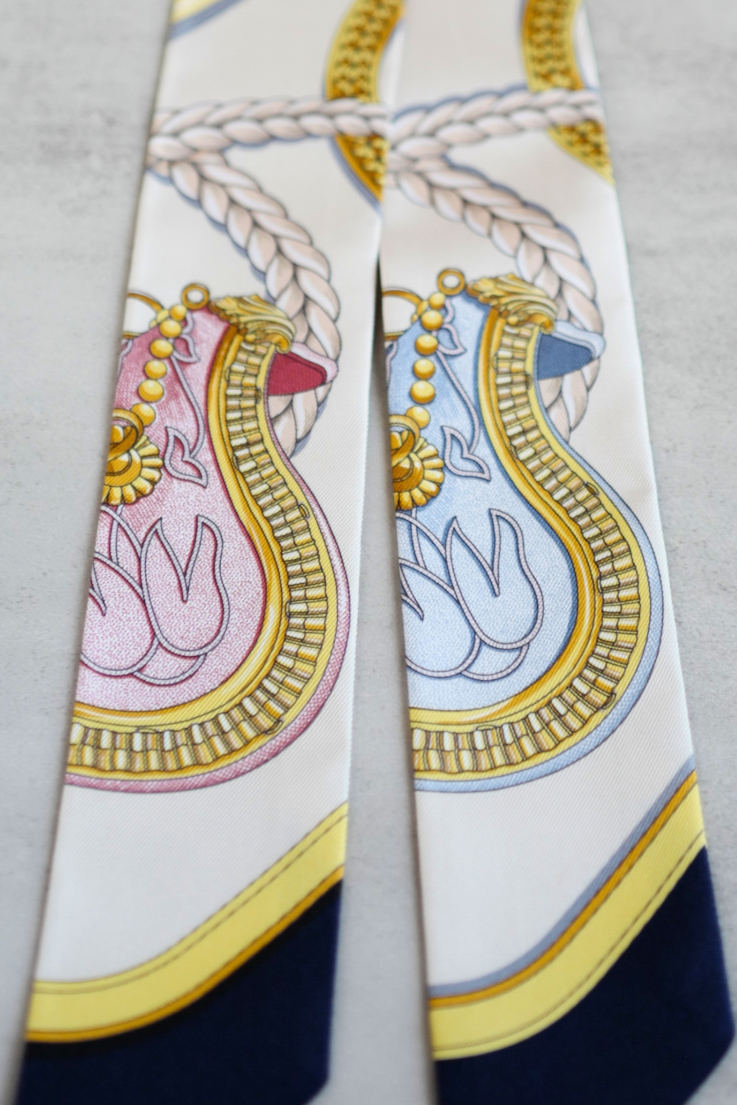 Hermès Twilly Grand Apparat Scarf Ivoire Marine Rose 100% Silk Twill