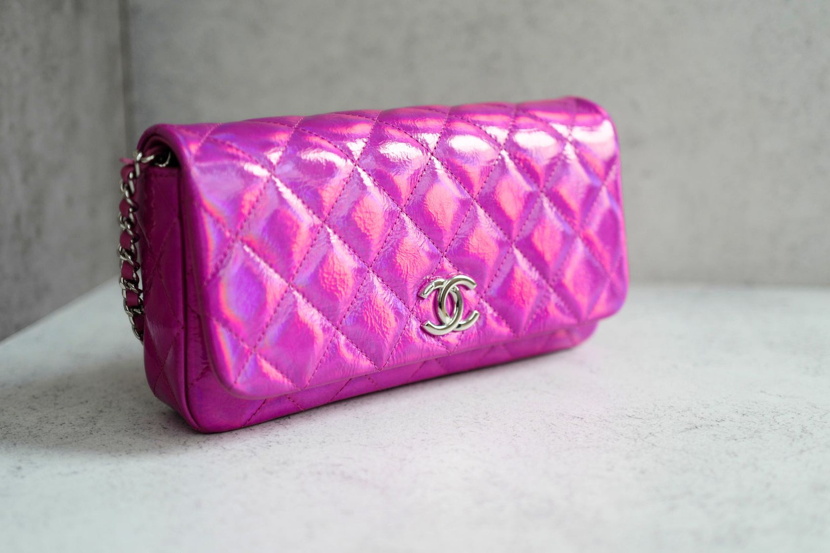 ピーチティアラです！CHANEL☆財布 NEW Chanel Wallet on Chain Iridescent Mirror Goatskin Silver Fuchsia C