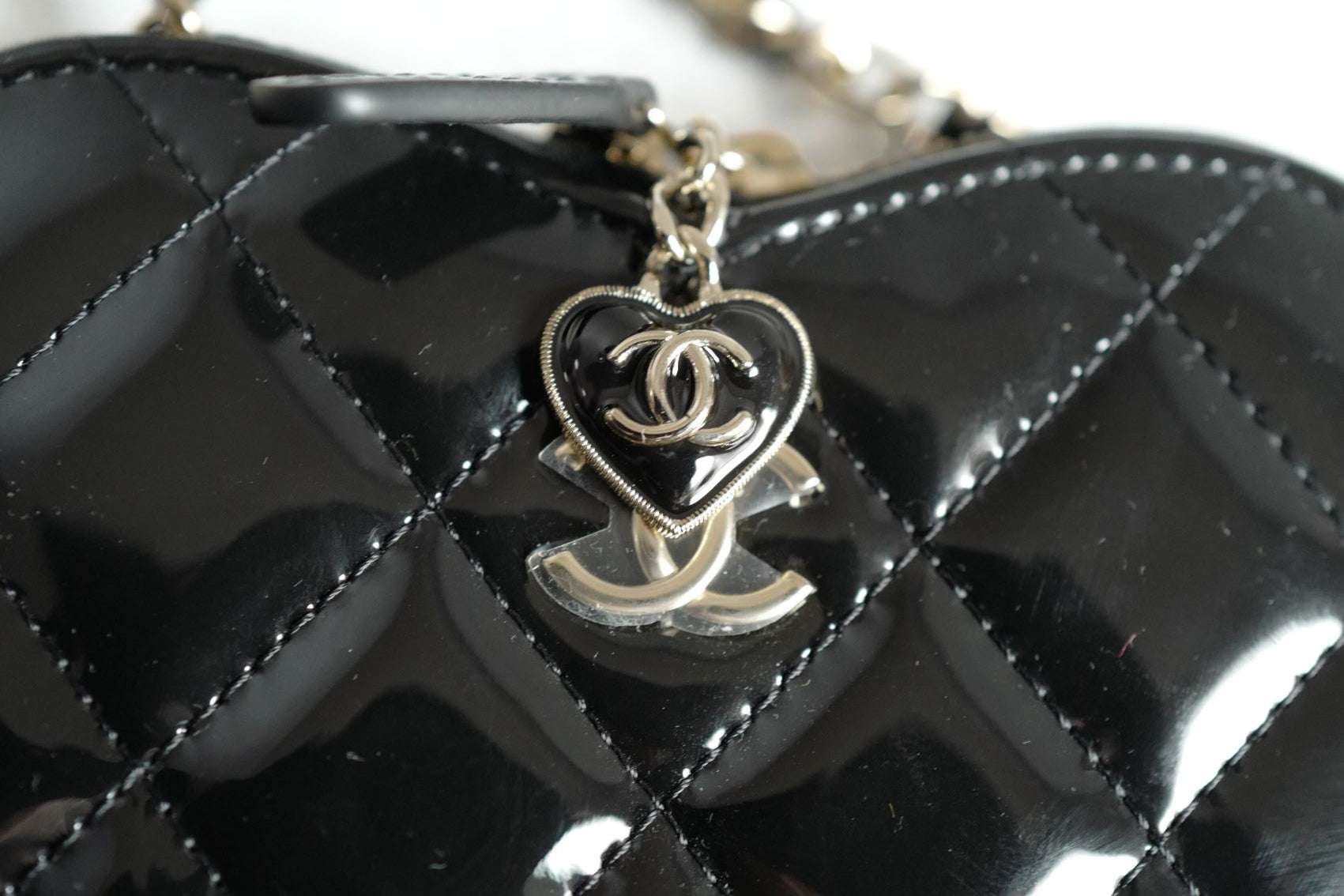 CHANEL 23P Patent Calfskin Quilted CC Heart Clutch With Gold Hardware BNIB Limited Edition