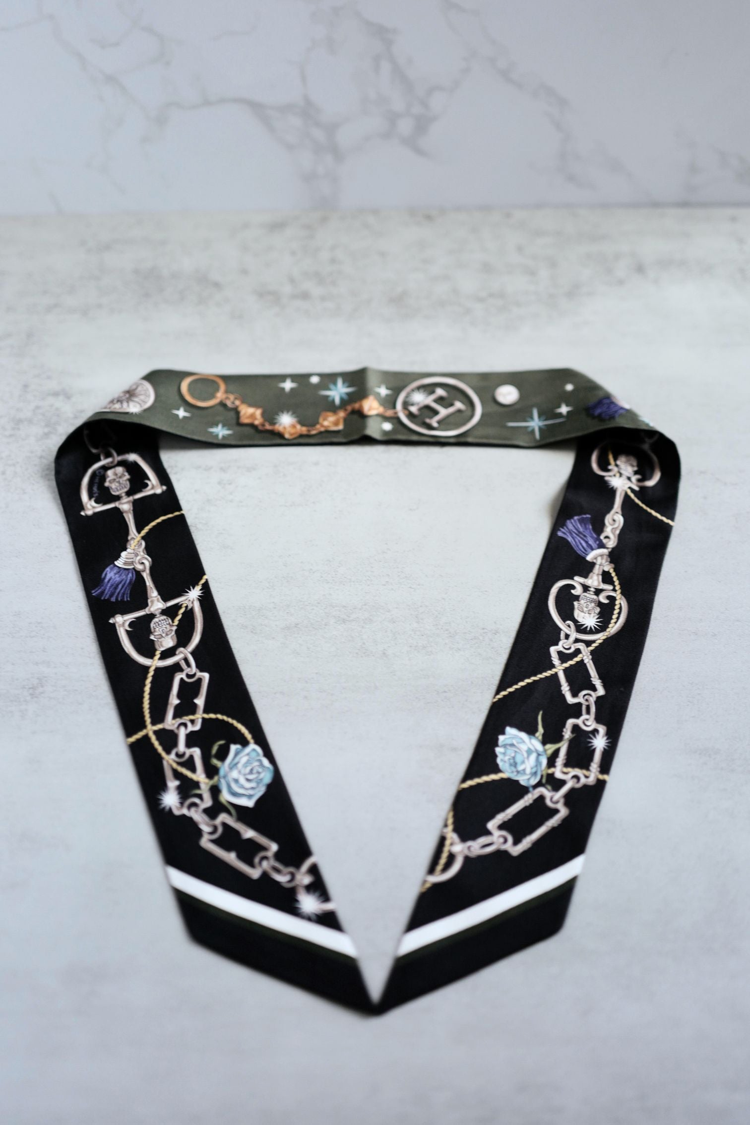 Hermès C’est La Fête Twilly Kaki Foncé/Blanc/Noir – Silk Twilly Ribbon