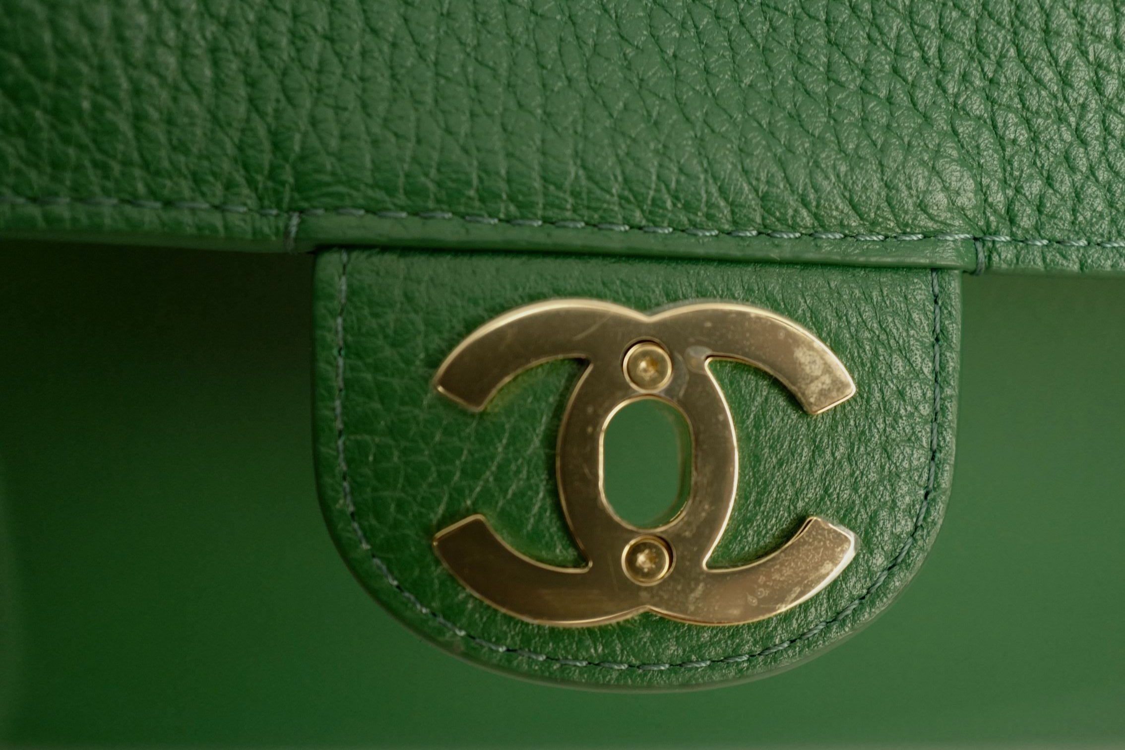Chanel 26A Maxi 32 Flapbag "Matthieu Blazy" Green Grained Calfskin Gold Hardware