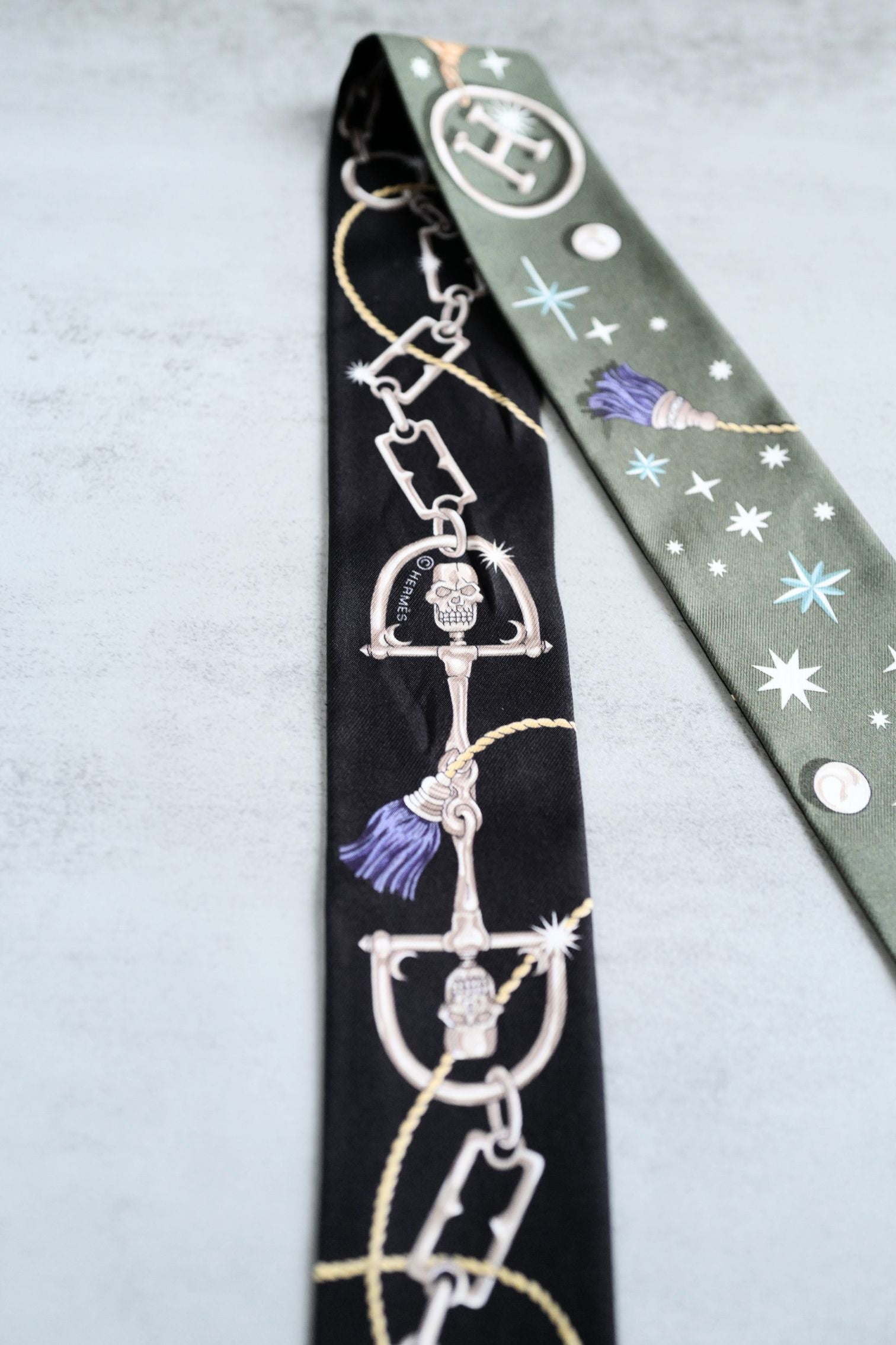 Hermès C’est La Fête Twilly Kaki Foncé/Blanc/Noir Silk Twilly Ribbon