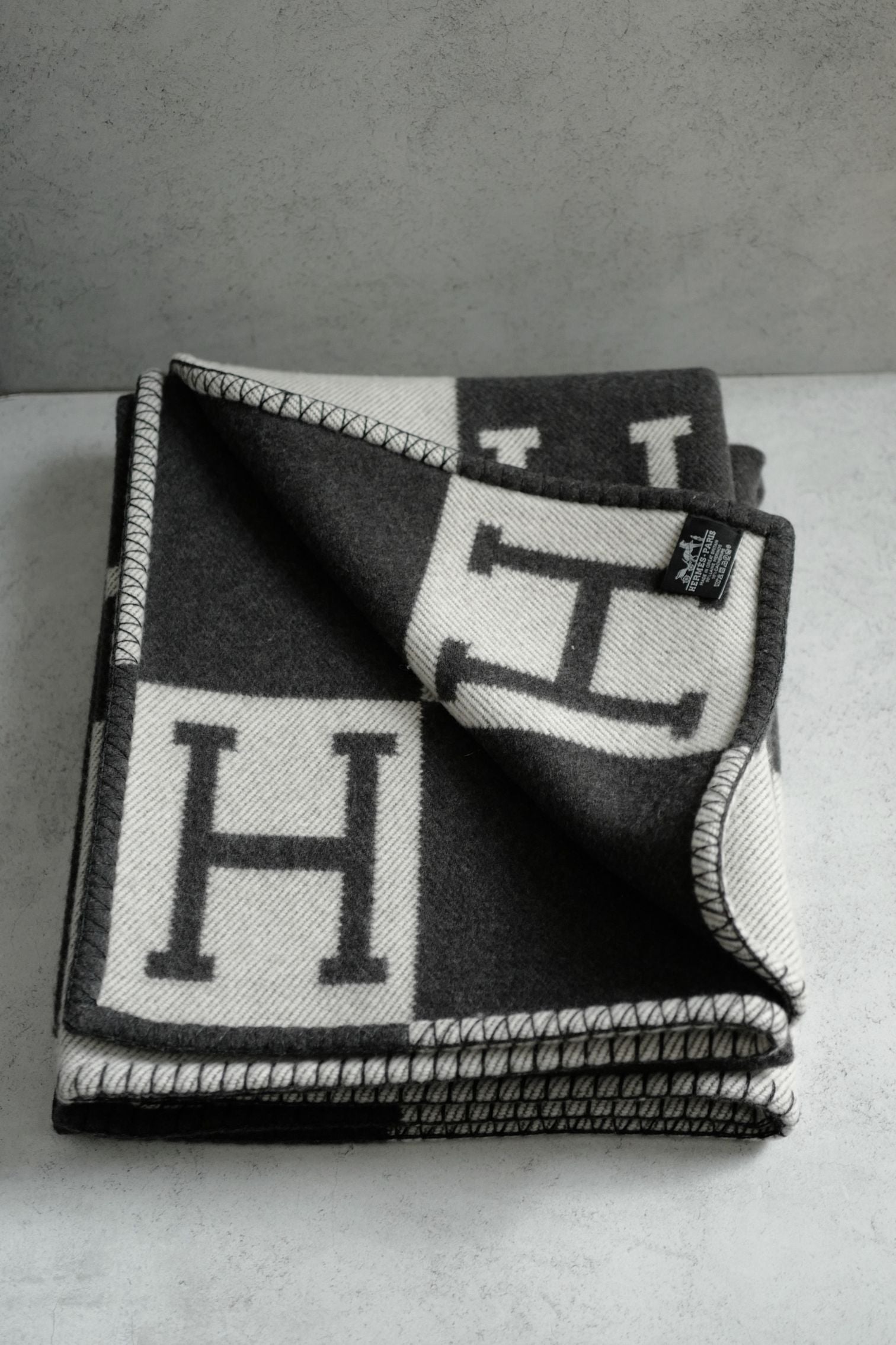 NEW Hermes Avalon Throw Blanket Ecru Gris Foncé Jacquard Merino Wool Cashmere