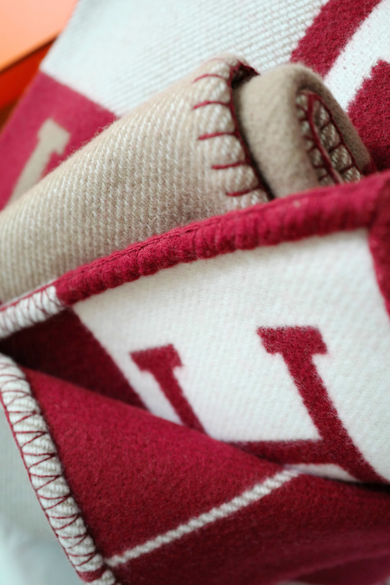NEW HERMÈS Avalon III Throw Blanket Ecru / Rouge H Wool Cashmere