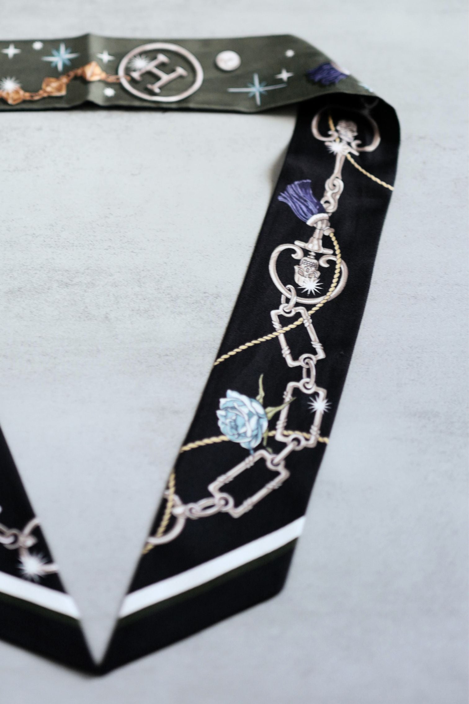 Hermès C’est La Fête Twilly Kaki Foncé/Blanc/Noir – Silk Twilly Ribbon