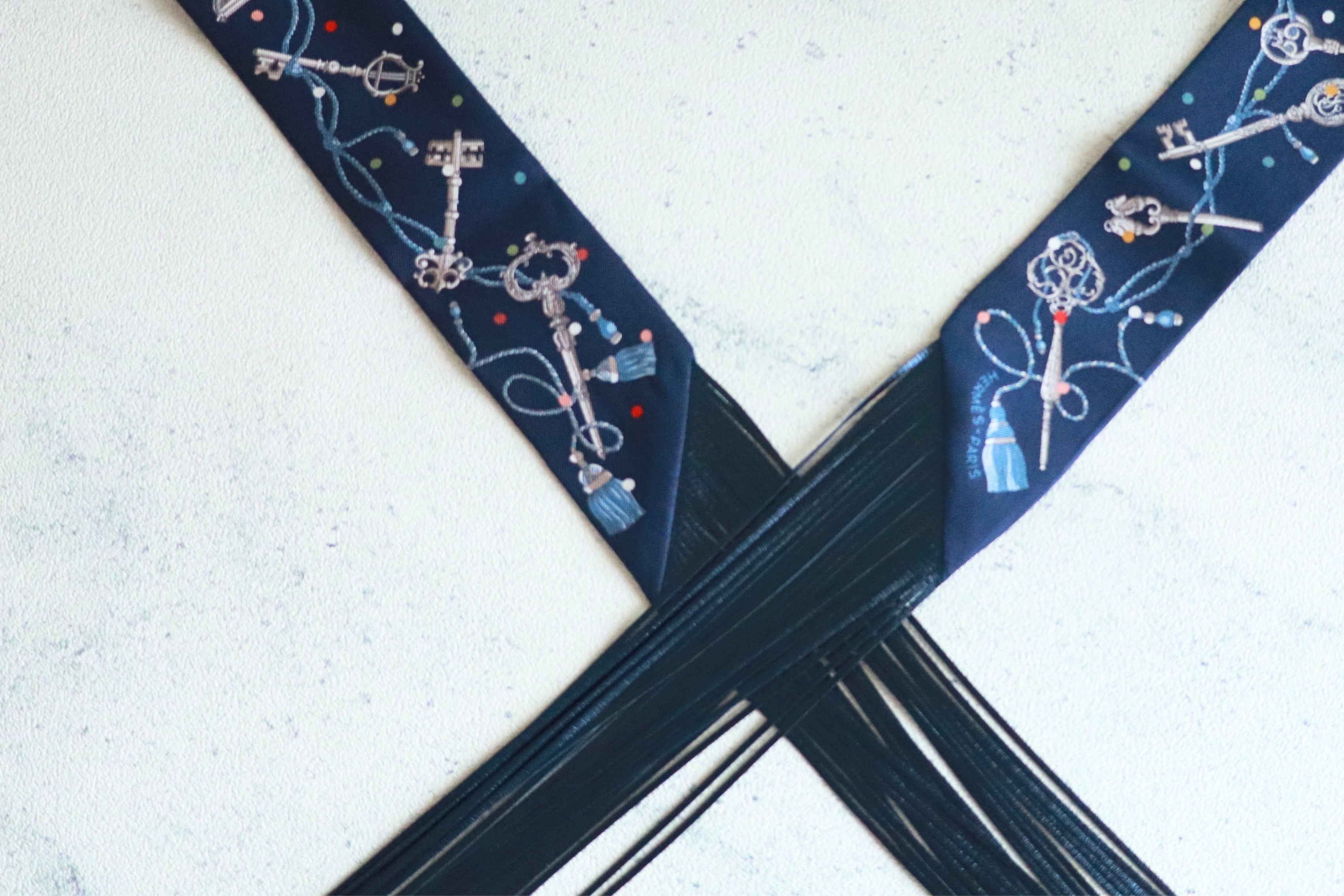 Hermes Twilly Les Cles a Pois Leather Fringes Bleu Marine/Gris Argent/Multicolor